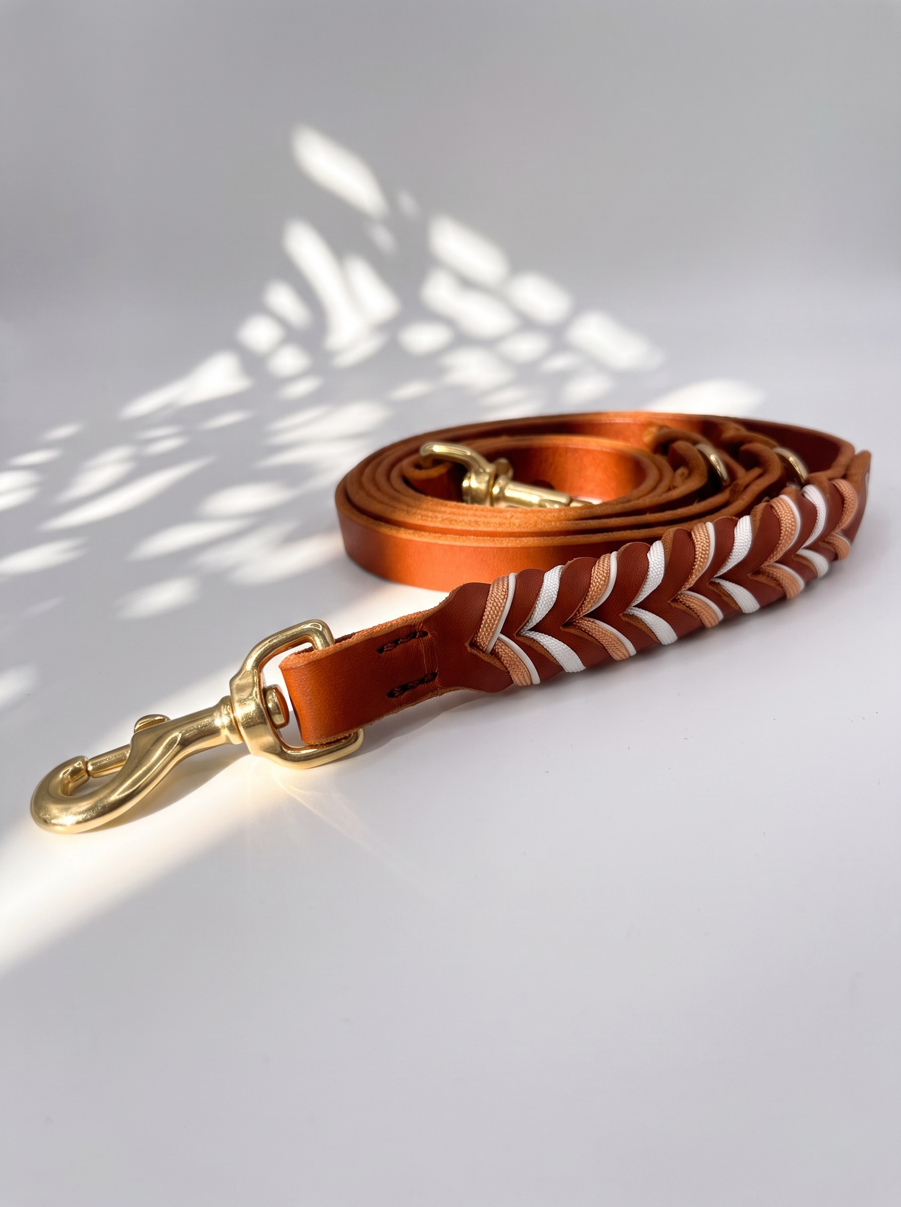 Hundeset aus Fettleder in Braun mit Kupfer und weißen Details. Lederhalsband und Lederleine Geeigent für kleine, mittlere und große Hunde, da es individuell an deinen Hund angepasst wird. Verschiedene Breiten und Längen personalisierbar. Leine 