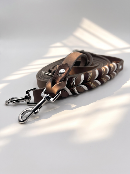 Lederleine für Hunde in braun geflochtene Hundeleine. Farben: Braun und Schlamm mit Details aus Paracord. Anpassbar an jede Hundegröße. Perfektes Weihnachtsgeschenk. Ansicht Leine 