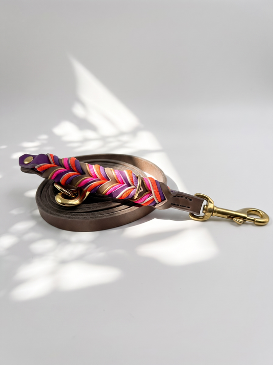 Hunde set aus Fettleder bestehend aus Halsband und Leine in den Farben: Braun und Orchidee mit lila, orangen, rosa und goldenen Details. Geeignet für kleine, mittlere und große Hunde da es individuell a das Gewicht und Größe angepasst wird. Ansicht Leine