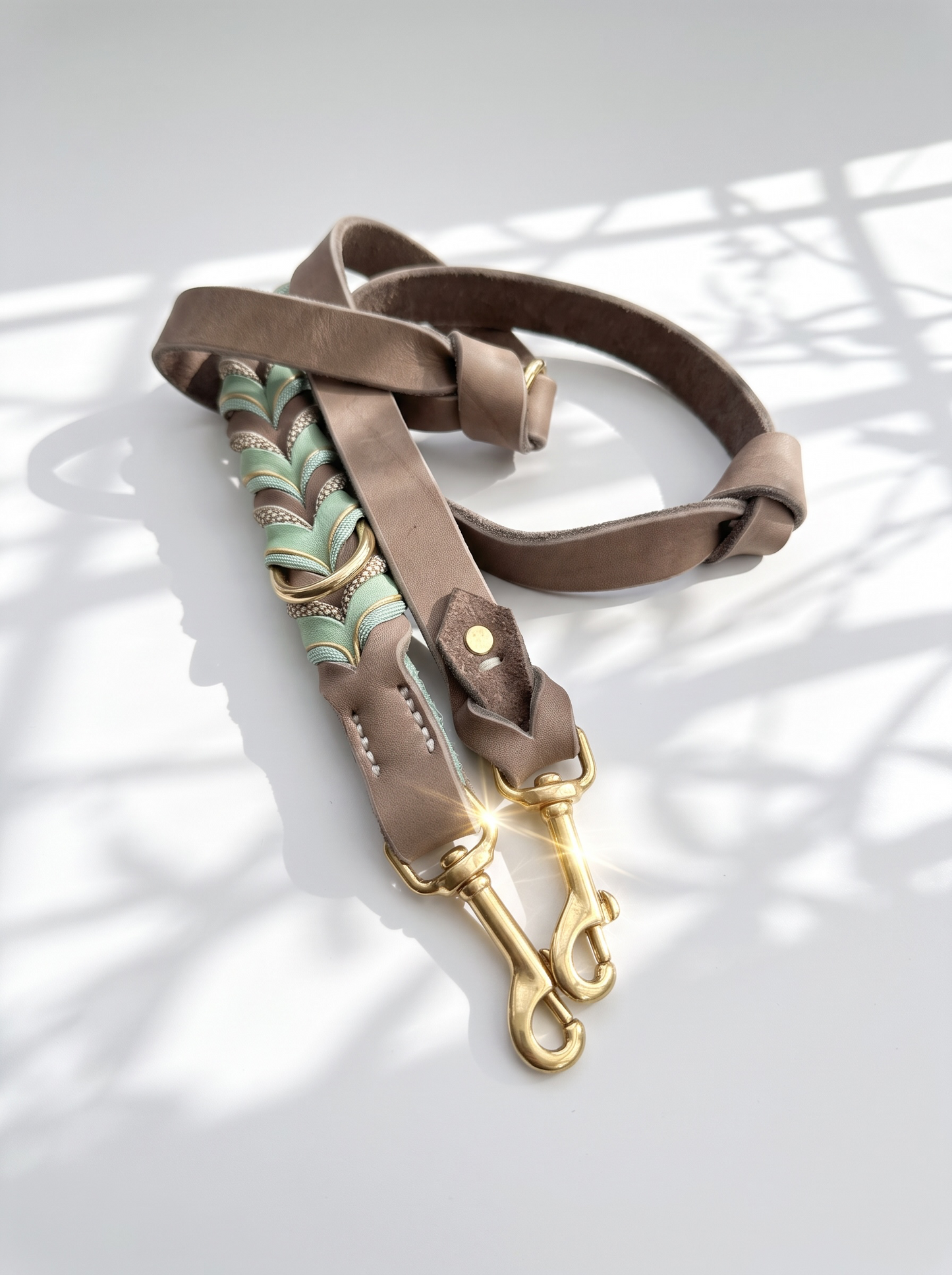 Lederleine geflochten in den Farben mint grün und Schlamm braun. Mit goldenen und beigen Details. Handgefertigt und individuell anpassbar. Ansicht der Leine 