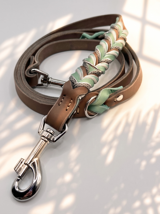 Hunde set aus Fettleder bestehend aus Halsband und Leine in den Farben Schlamm und mint. Geeignet für kleine, mittlere und große Hunde, da es a das Gewicht und Größe angepasst wird. Details in grau, Silber und grün. Ansicht Leine 