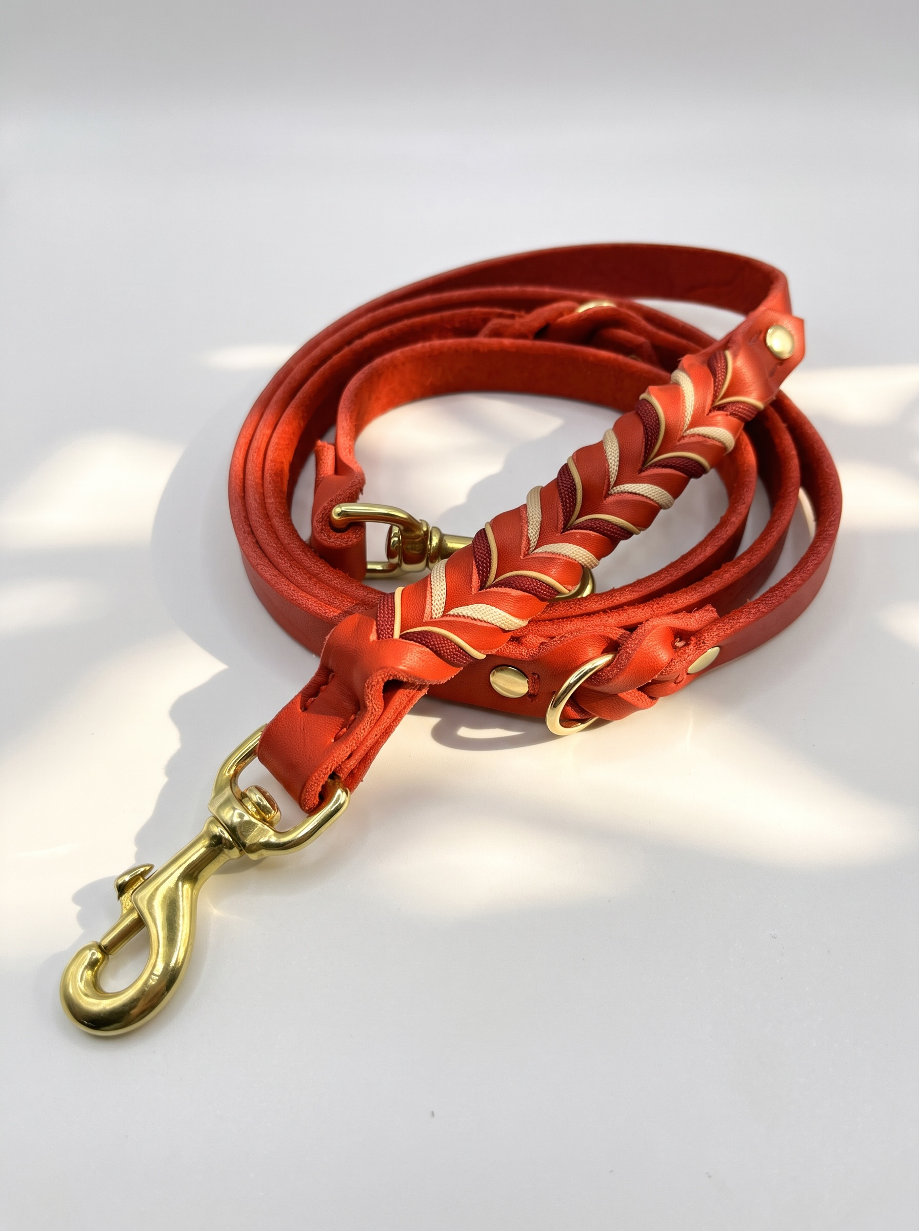 Lederhalsband und Lederleine in Rot mit beigen und goldenen Details. Geeignet für alle Hunde, da es auf das Gewicht des Hundes angepasst wird. Ansicht Leine 