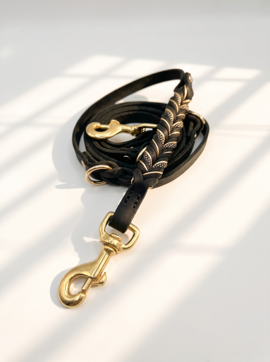 Lederset aus Lederhalsband und Lederleine für Hunde in schwarz. Hundehalsband und Hundeleine aus weichem Fettleder mit goldenen Details geflochten. Beschläge aus Messing Gold. Geeignet für kleine, mittlere und große Hunde, da das Set a das Gewicht des Hundes angepasst wird.Draufsicht Leine 