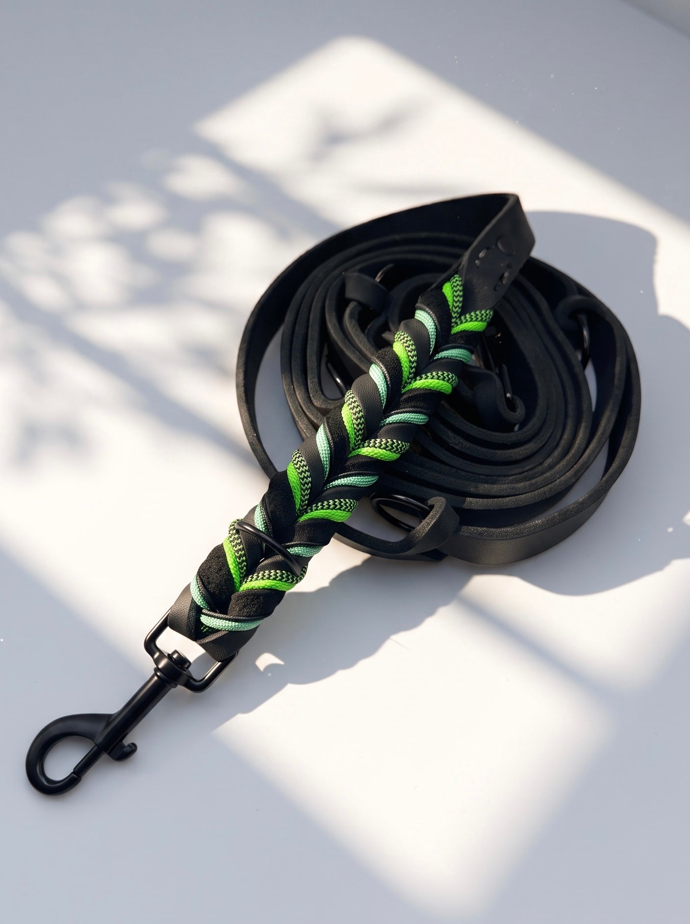 Hundeleine geflochten aus Fettleder in schwarz mit Neon grünen Details. Länge und Breite anpassbar. Ansicht komplette Leine 