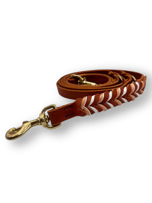 Hundeleine aus Leder in Braun - Whisky mit weißen und Kupfer Details. In verschiedenen Längen und breitem verfügbar, somit geeignet für kleine, große und mittlere Hunde.
