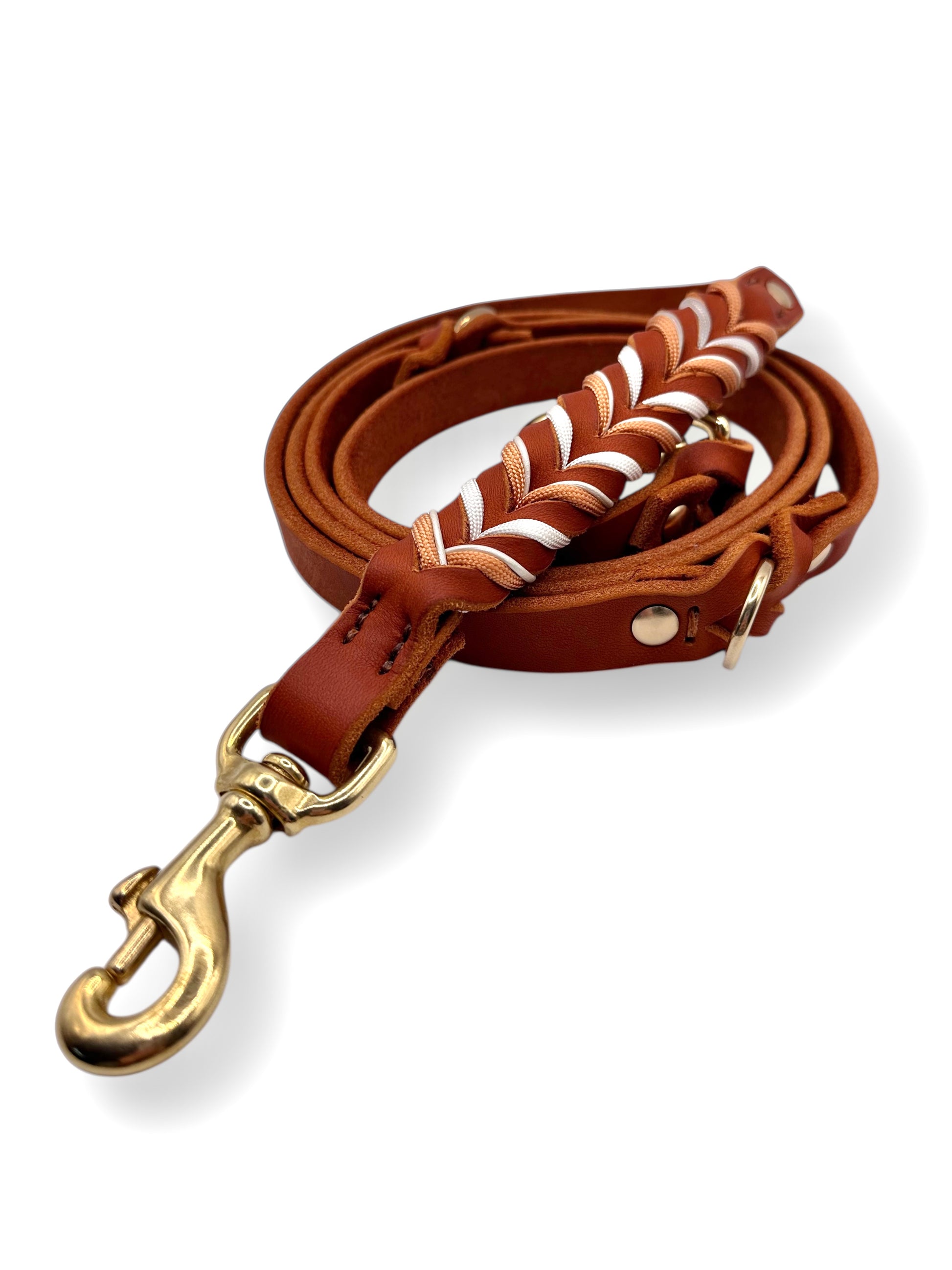 Hundeleine aus Leder in Braun - Whisky mit weißen und Kupfer Details. In verschiedenen Längen und breitem verfügbar, somit geeignet für kleine, große und mittlere Hunde.
