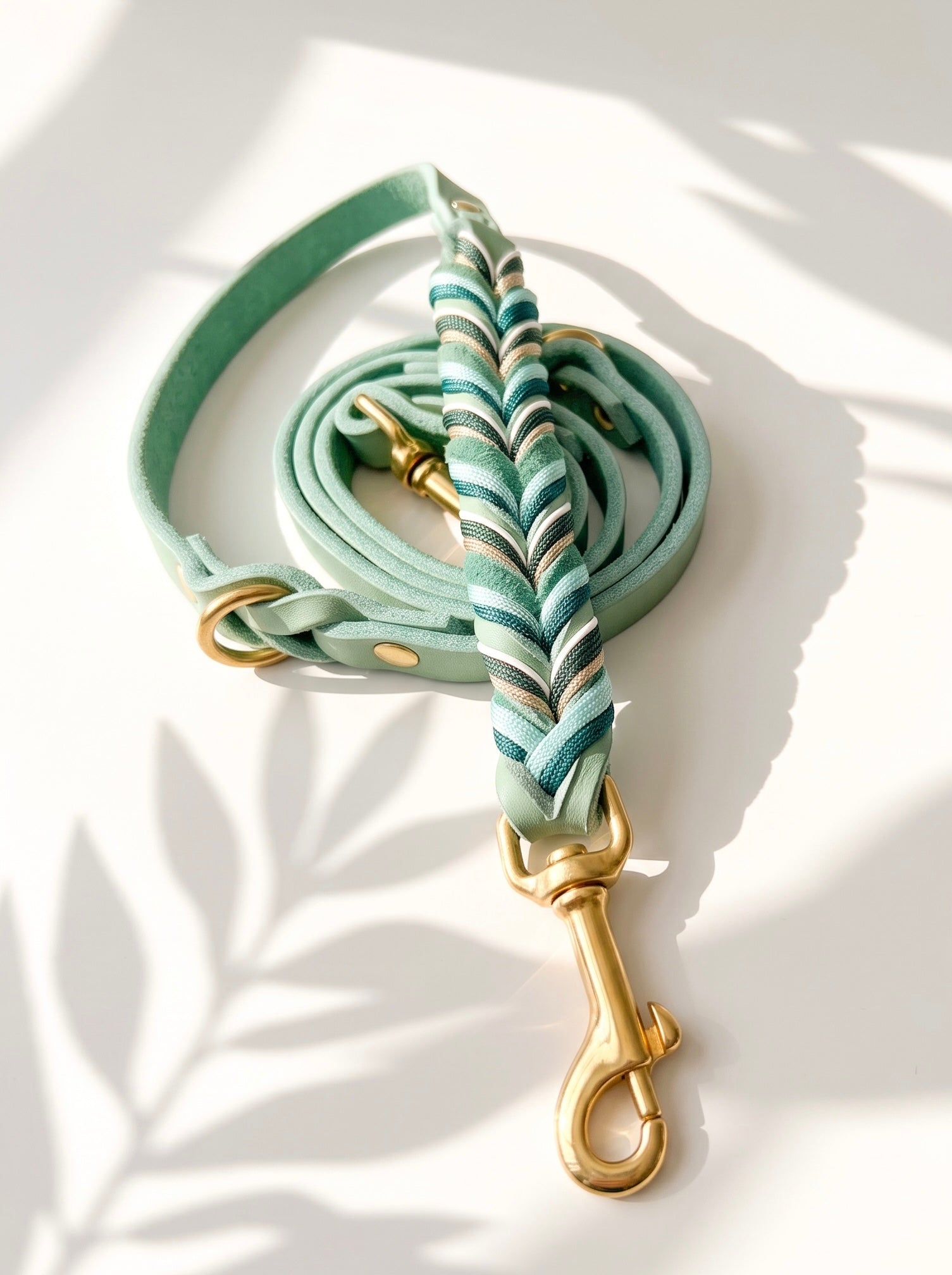 Lederleine geflochten aus Fettleder in der Farbe Mint mit goldenen Details. Personalisierbar und individuell anpassbar. Handgefertigtes Design. Ansicht Draufsicht 