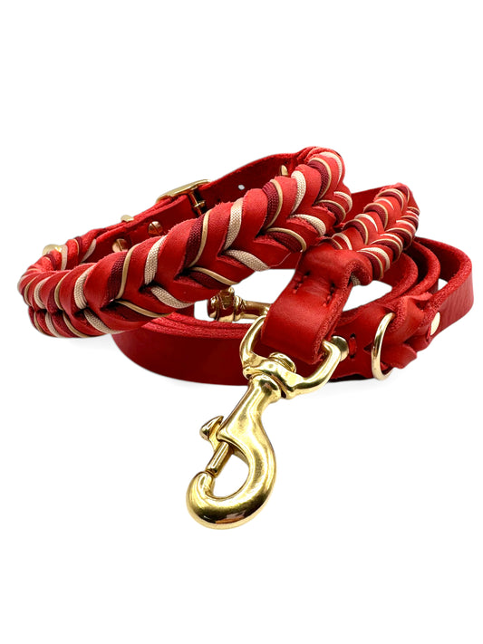 Lederhalsband und Lederleine in Rot mit beigen und goldenen Details. Geeignet für alle Hunde, da es auf das Gewicht des Hundes angepasst wird.