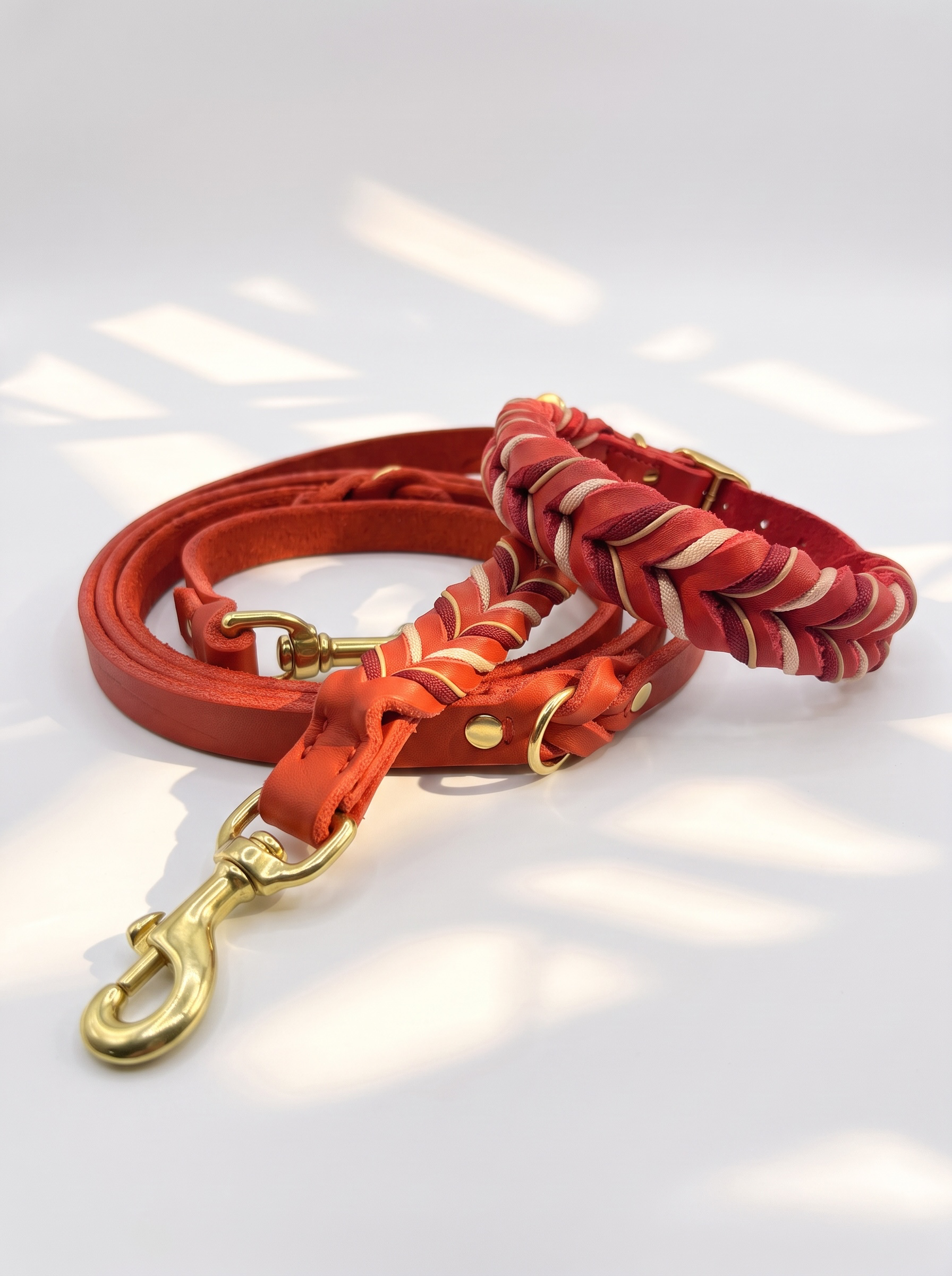 Lederhalsband und Lederleine in Rot mit beigen und goldenen Details. Geeignet für alle Hunde, da es auf das Gewicht des Hundes angepasst wird. Ansicht Set vorne 