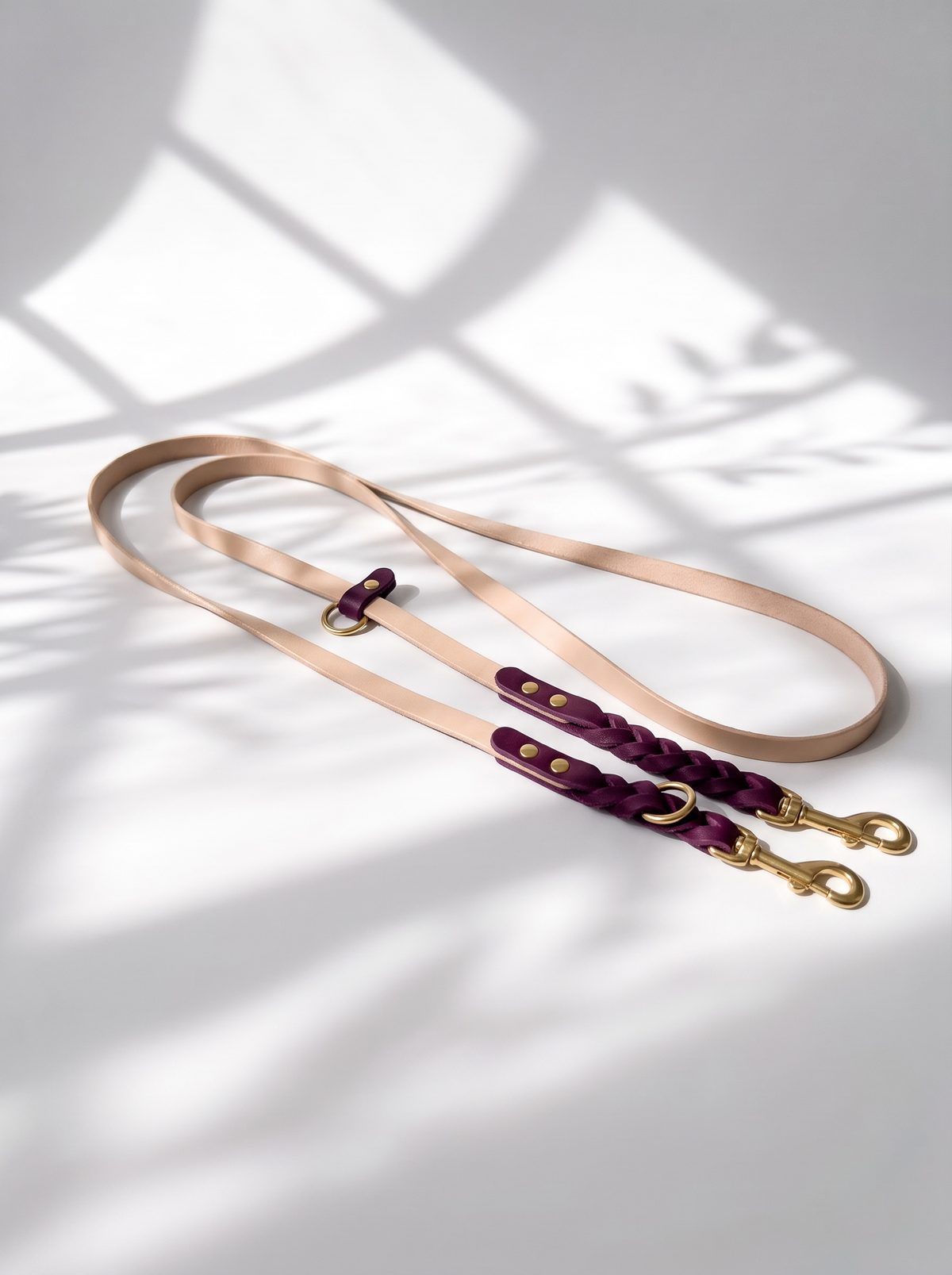 Hundeleine  aus BioThane und Leder in den Farben powder tan und Aubergine. Handgefertigt und individuell anpassbar. 