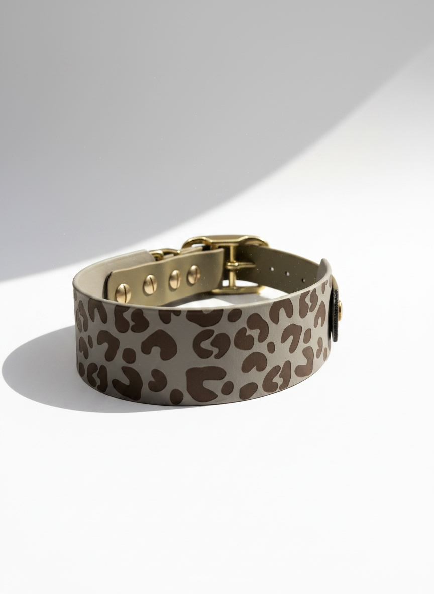 Hundehalsband aus BioThane mit leoprint in den Farben Beige und Taupe. Farbe der Beschläge sind wählbar, Namensgravur ist optional. 