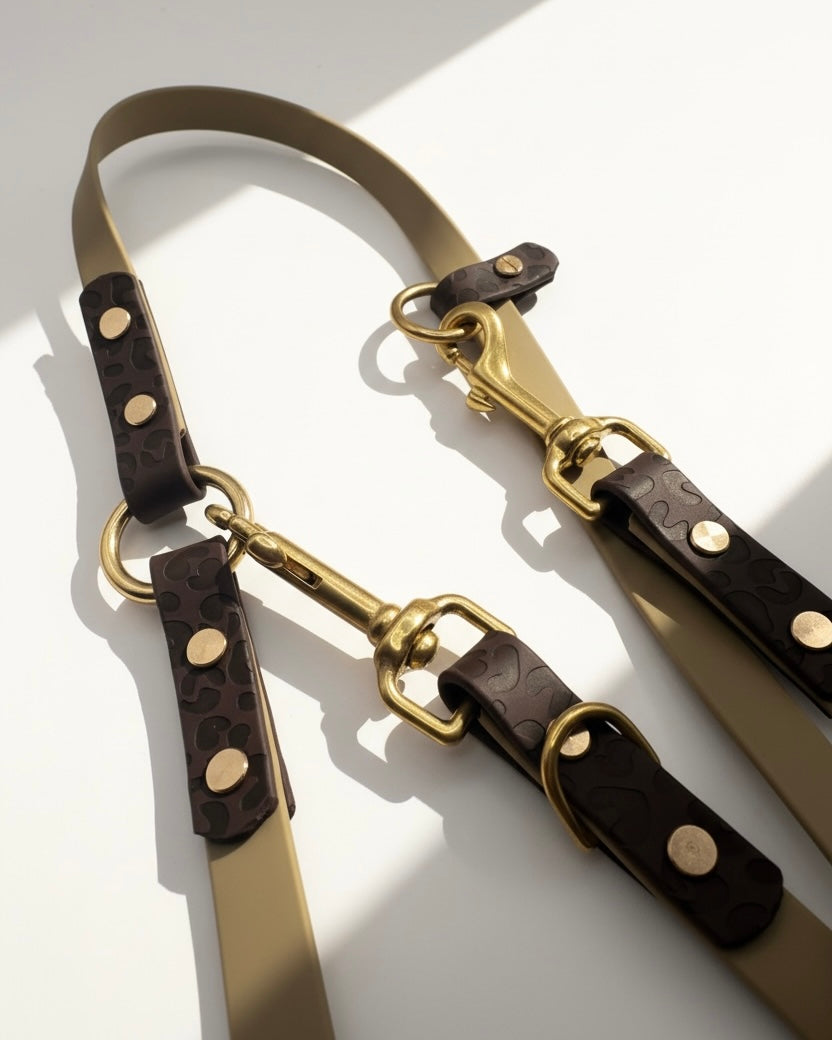 Detailansicht einer BioThane Hundeleine mit Leomuster, personalisierbar in Wunschfarbe, individuell gestaltbar und handgefertigt – hochwertige Leoleine für Hunde.