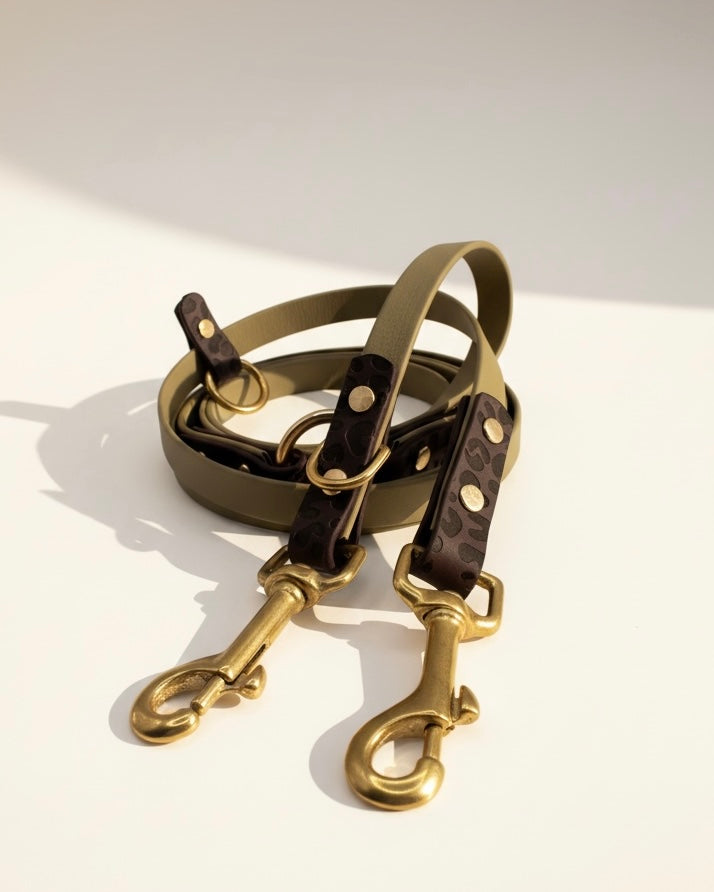 Gesamtansicht einer BioThane Hundeleine mit Leomuster, personalisierbar in Wunschfarbe, individuell gestaltbar und handgefertigt – hochwertige Leoleine für Hunde.