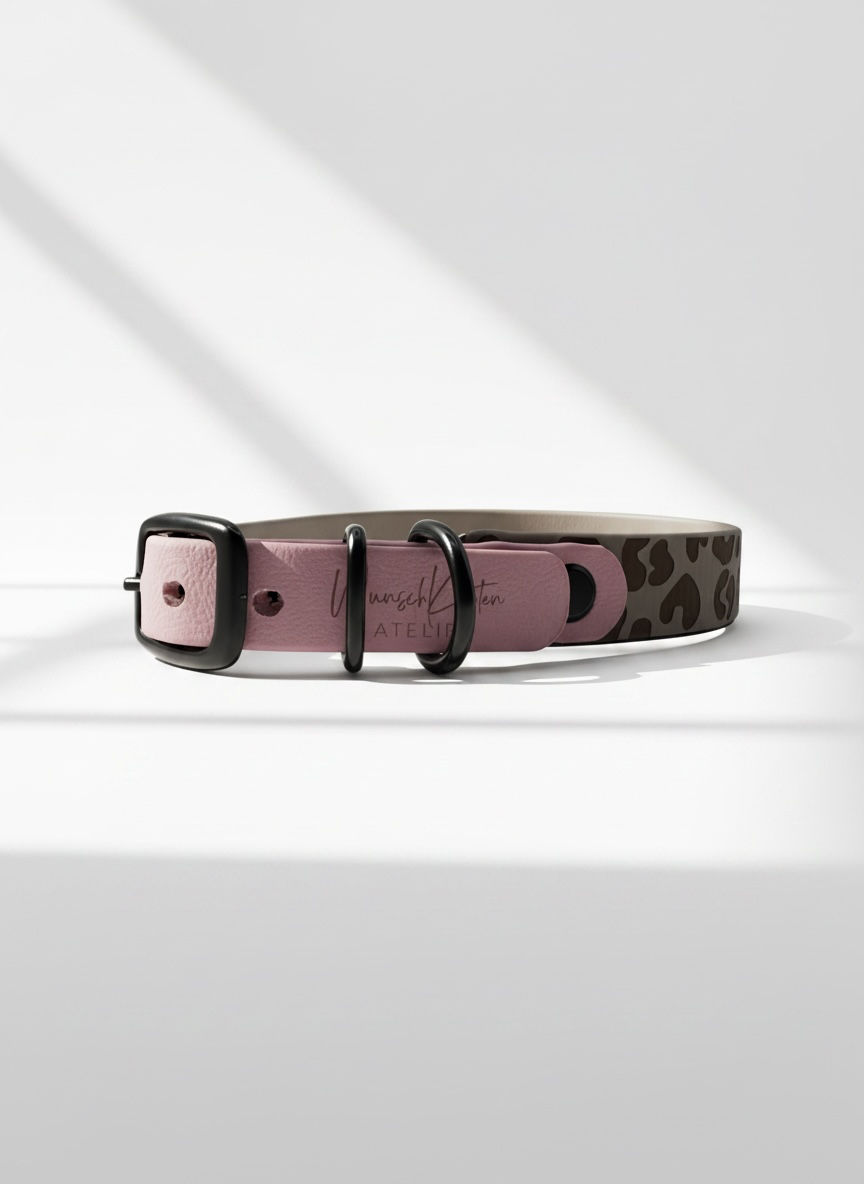 Hundehalsband und Hundeleine aus BioThane mit Leomuster in Taupe und Rosa oder deinen Wunschfarben. individuell anpassbar mit Namensgravur und Messing Beschlägen. Ansicht: Halsband hinten