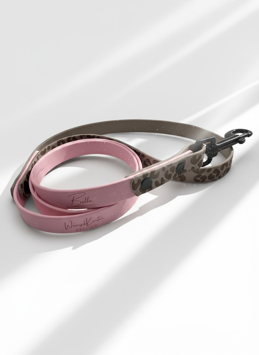 Hundehalsband und Hundeleine aus BioThane mit Leomuster in Taupe und Rosa oder deinen Wunschfarben. individuell anpassbar mit Namensgravur und Messing Beschlägen. Ansicht: Leine 