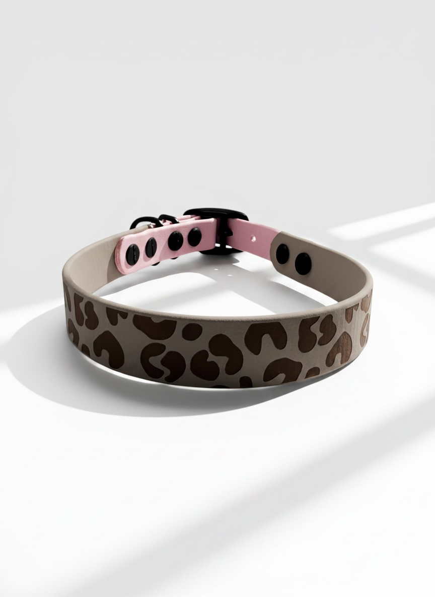 Hundehalsband aus BioThane mit Leomuster in rosa und taupe 