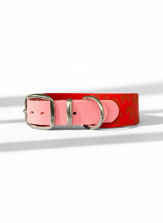 Hundehalsband aus biothane in rot und rosa mit Leoparden Details. Beschläge aus Messing Silber