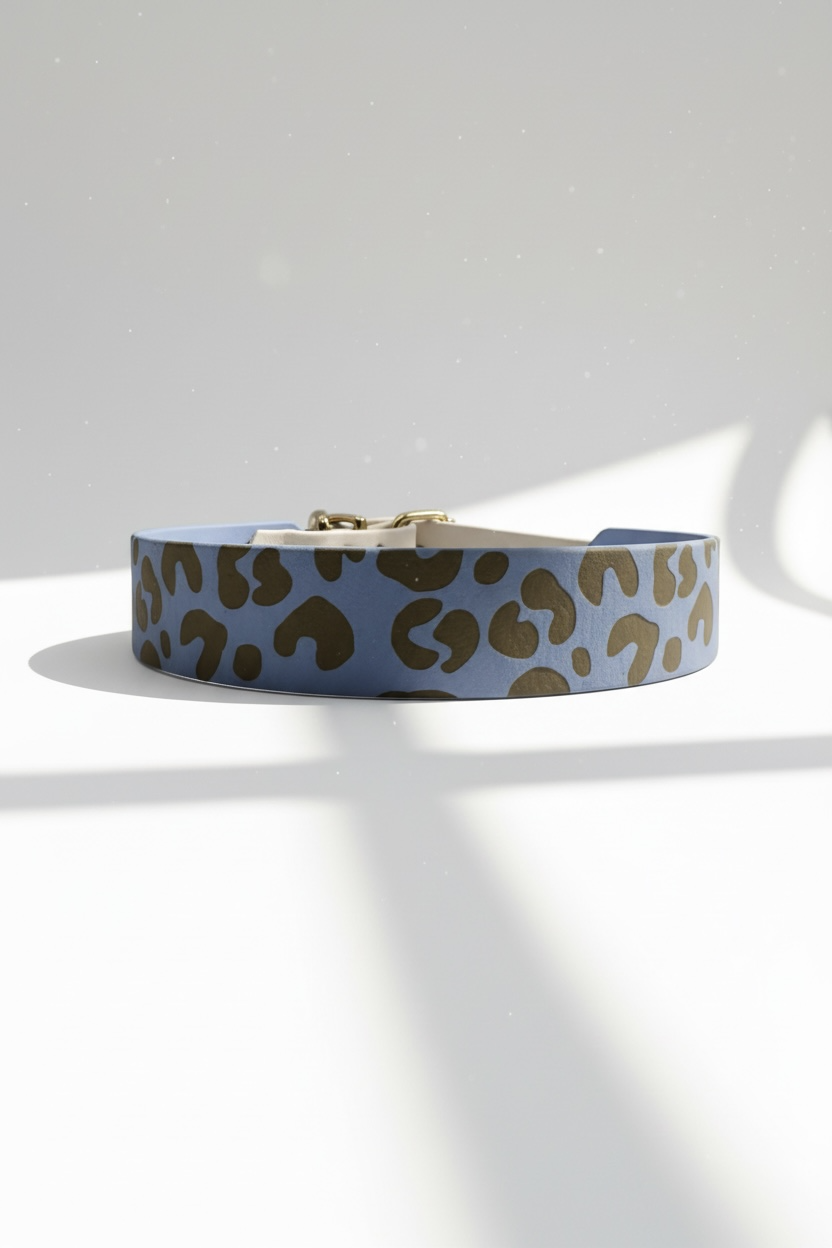 Leoparden Hundehalsband aus BioThane in Arctic Wolf und Polar Blau mit goldfarbenen Messingbeschlägen, Rückansicht des personalisierbaren Halsbandes im Leo Design. Handgefertigtes BioThane Hundehalsband wahlweise als verstellbares Halsband oder Zugstopp Halsband erhältlich. Individuell konfigurierbar mit wählbarer Breite, anpassbarer Beschlagfarbe sowie optionaler Namensgravur oder Logo Gravur. Robustes, wasserfestes und pflegeleichtes Hundehalsband, passend zur Leopardenleine mit frei wählbarer Länge und V