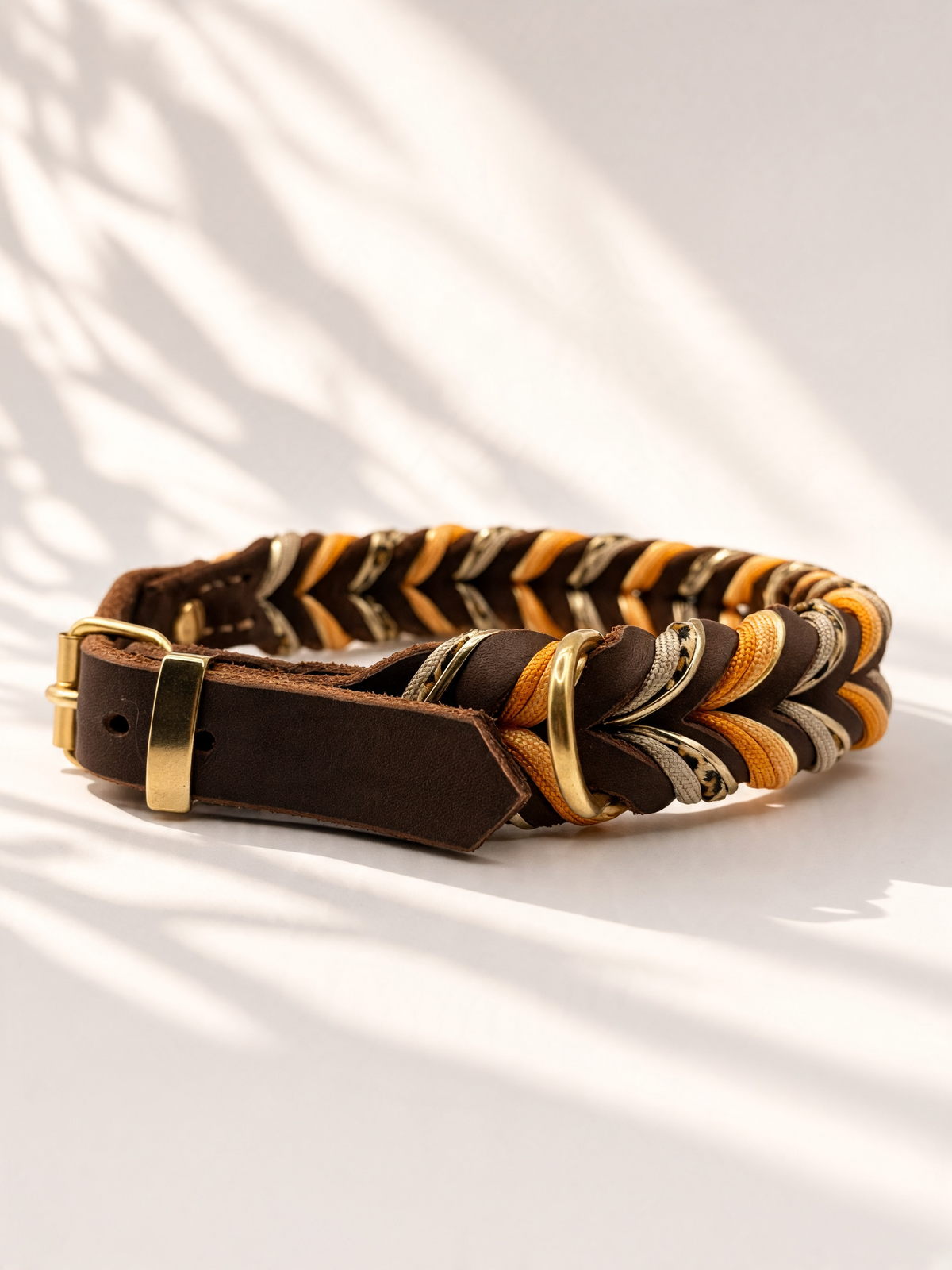 Hundehalsband aus Fettleder in schokobrau mit Leo Muster und gold gelben details. Handgemacht und individuell anpassbar. Ansicht Seite