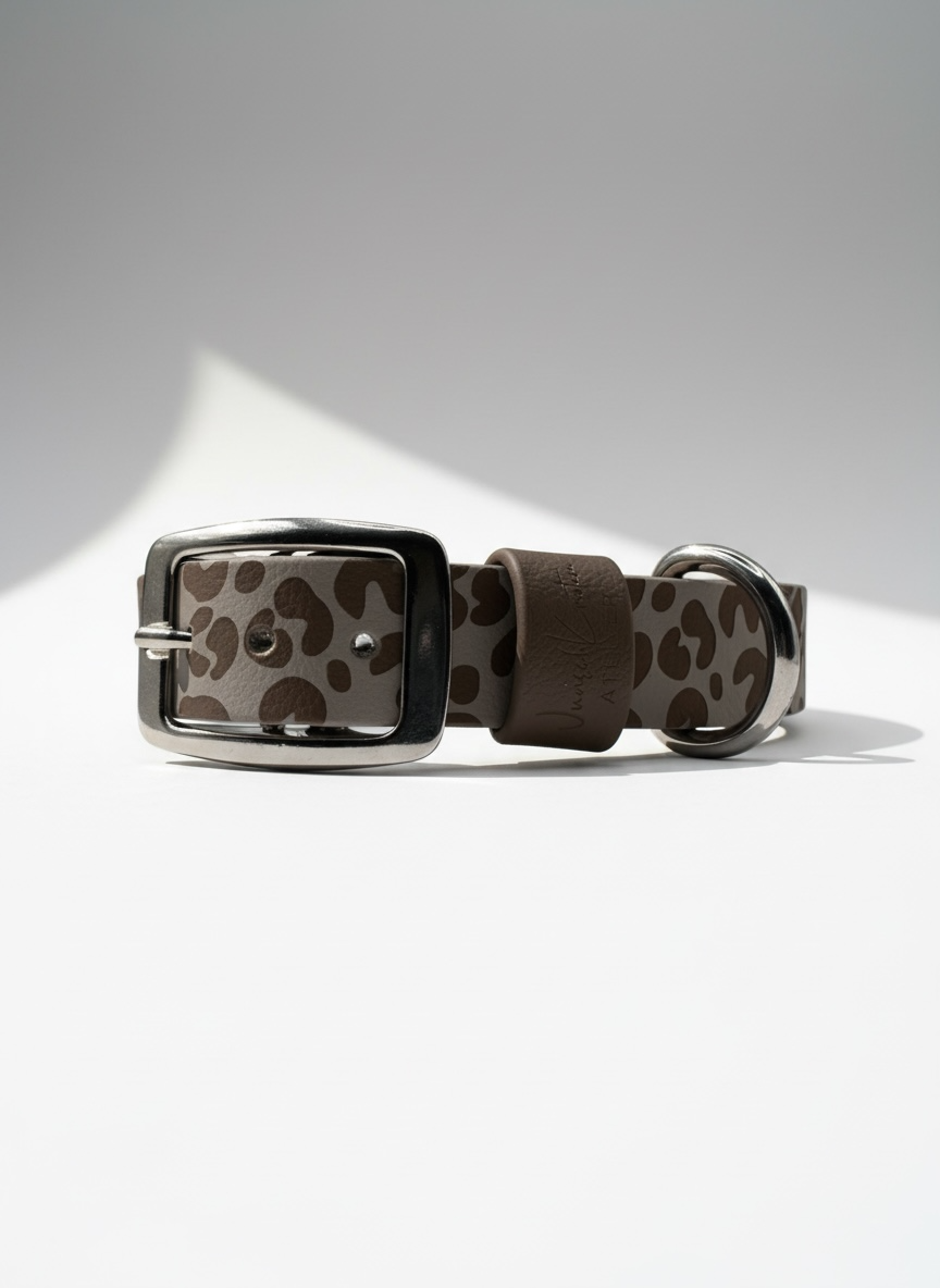 Hundehalsband in Leo Optik in grau beige braun mit silbernen Beschlägen, verstellbares Halsband oder Zugstopp Halsband 