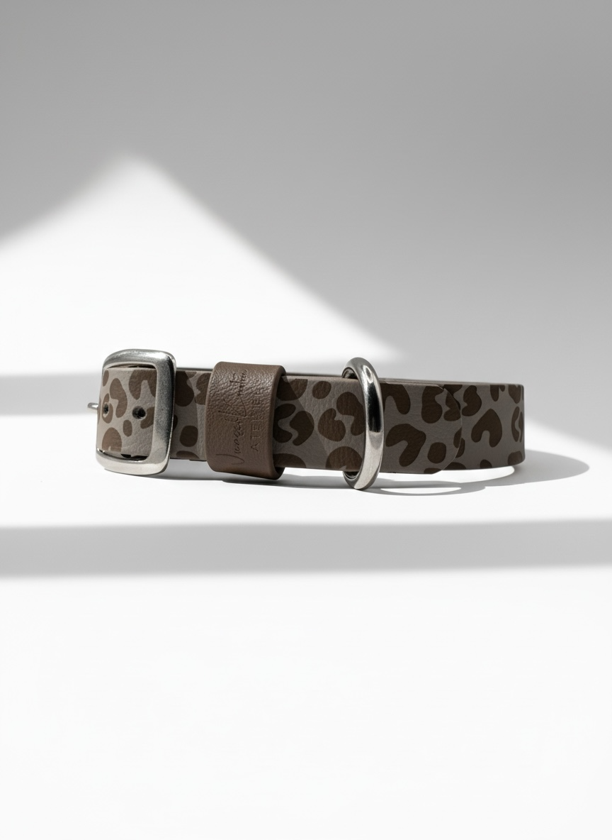 Hundehalsband aus BioThane mit Leo Print in den Farben Braun grau und taupe mit silbernen Beschlägen 
