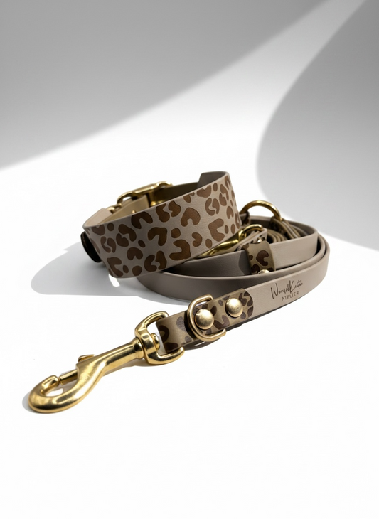 Hundeleine und Hundehalsband aus BioThane mit leoprint in den Farben Beige und Taupe. Farbe der Beschläge sind wählbar, Namensgravur ist optional. 