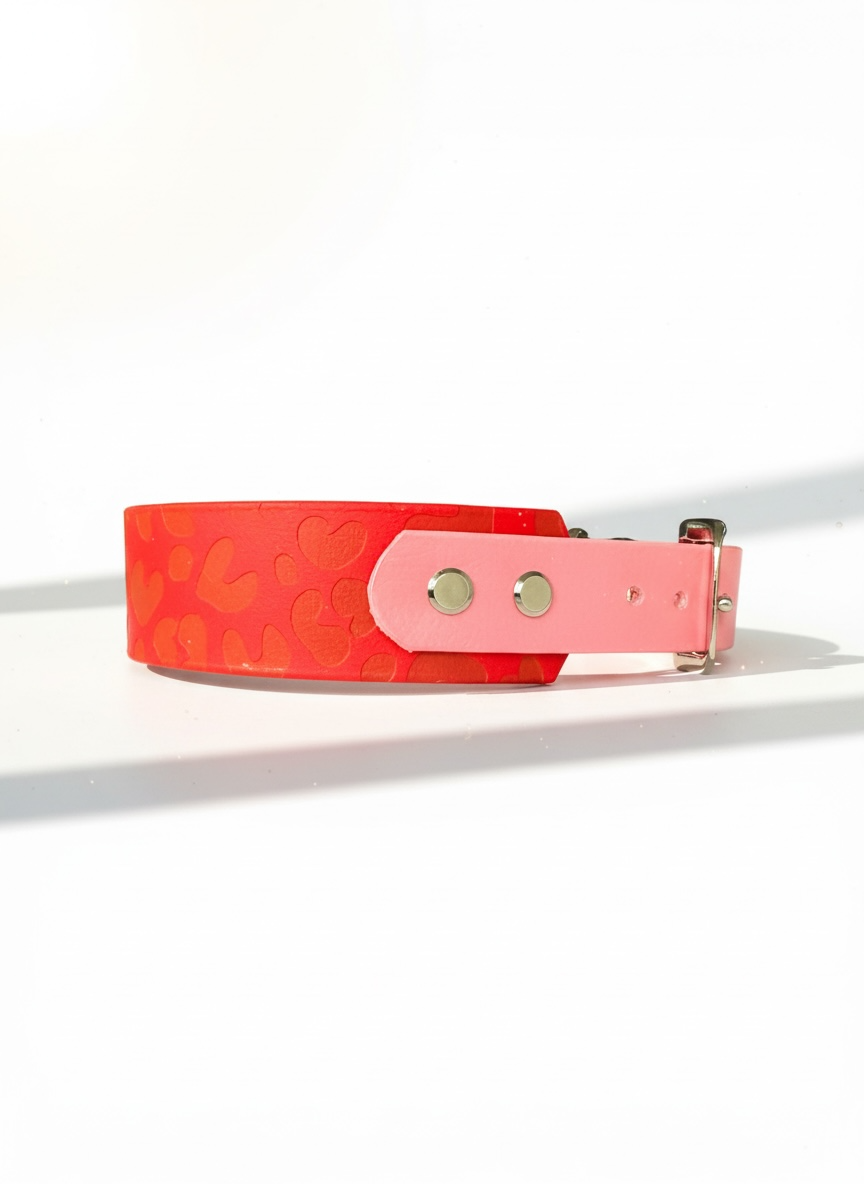 Biothanehalsband in rot und rosa mit leomuster und namensgravur. Farbe der Beschläge in Silber aus messing