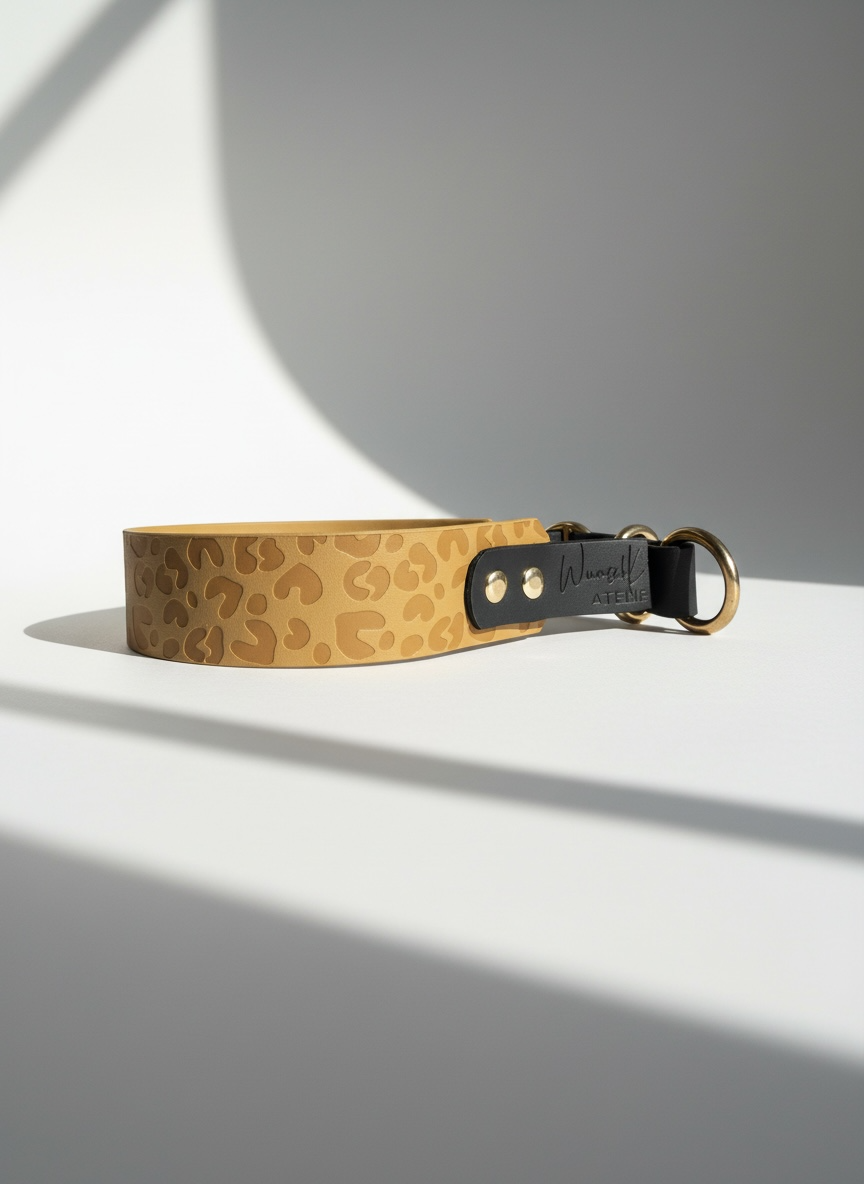 zugstopphalsband aus BioThane in Gold und Schwarz mit Leo Print und Namensgravur. Beschläge aus Messing 