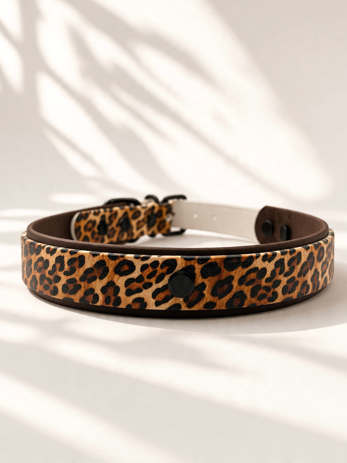 Hundehalsband aus BioThane mit Leomuster. Dunkelbraun und Leo details aus kunstleder mit schwarzen Beschlägen. Handgefertigt und individuell anpassbar in breite und Länge. Personalisierbares halsband Rückansicht 