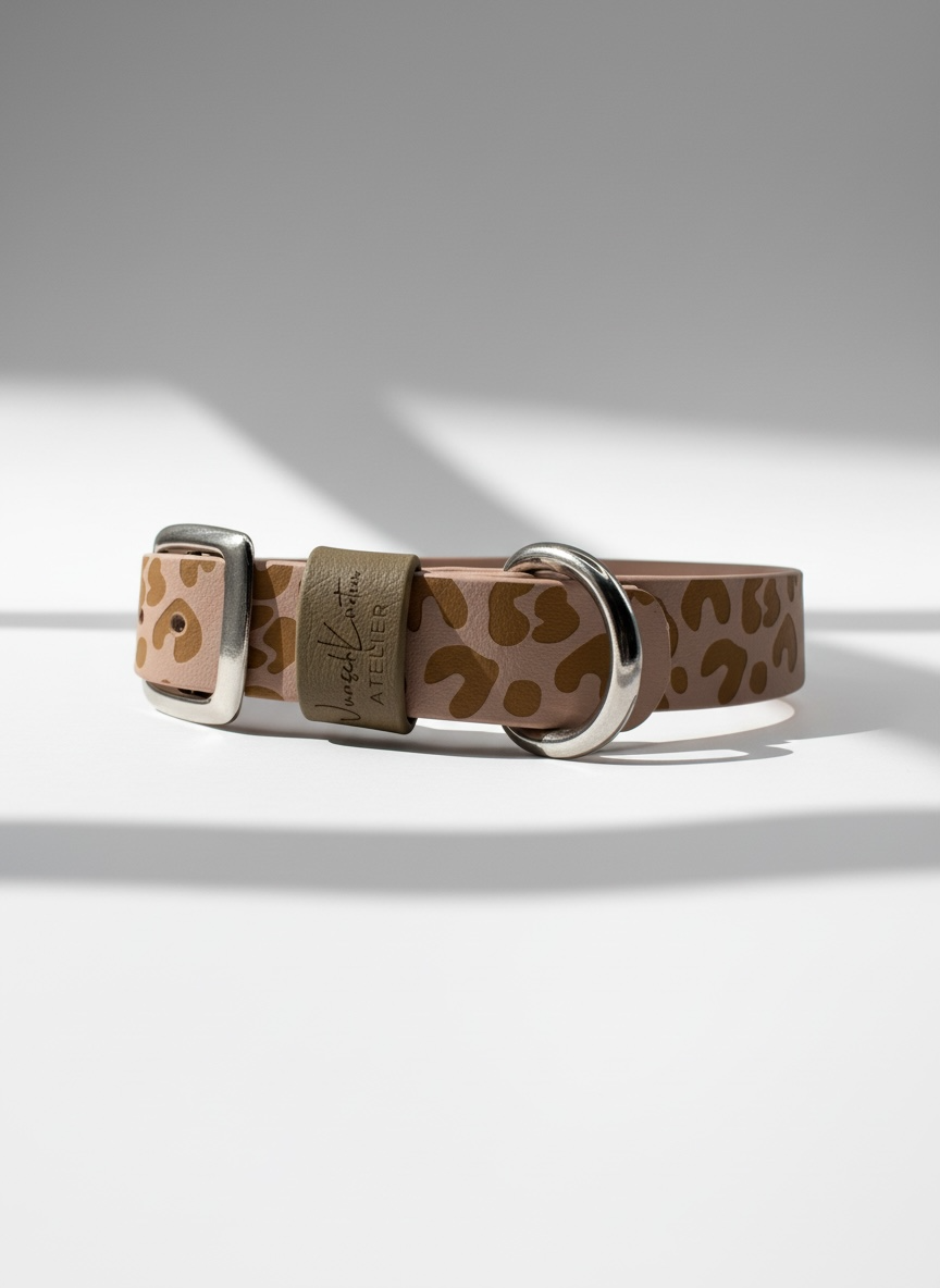 BioThane Halsband mit Leopardenmuster in der Farbe powder Tan mit silbernen beschlägen