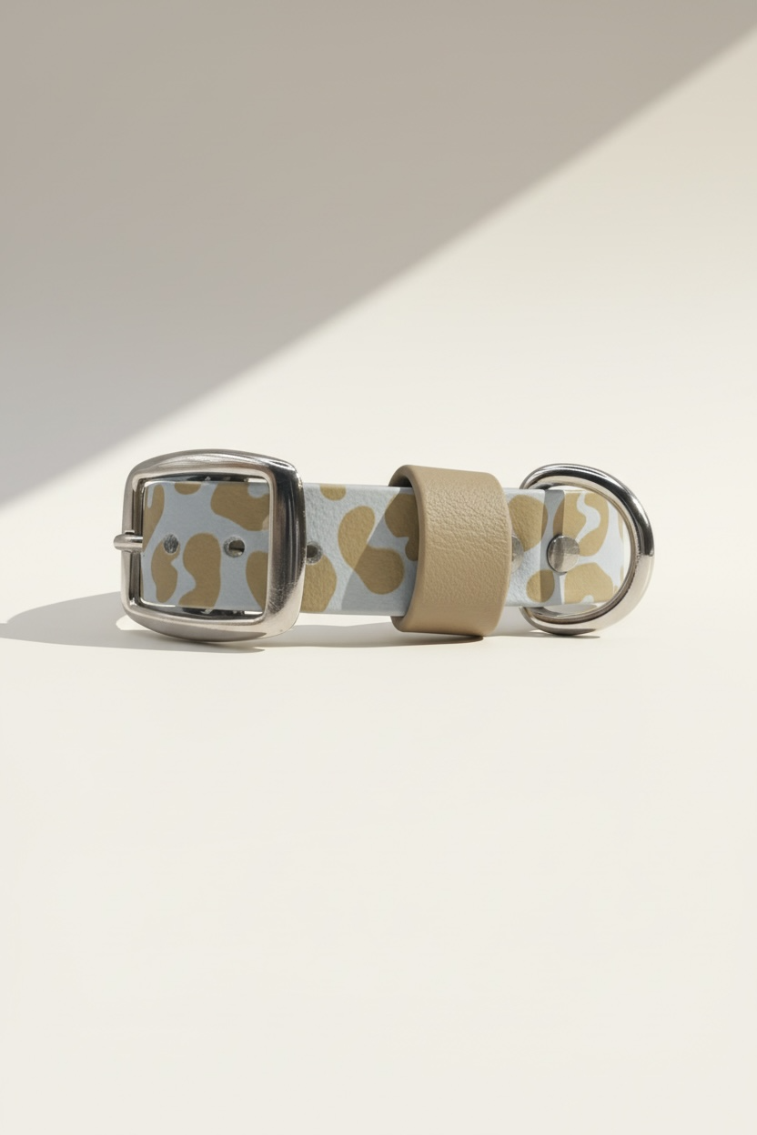 Hundehalsband mit leomuster und hellblau mit silbernen Beschlägen aus biothane 