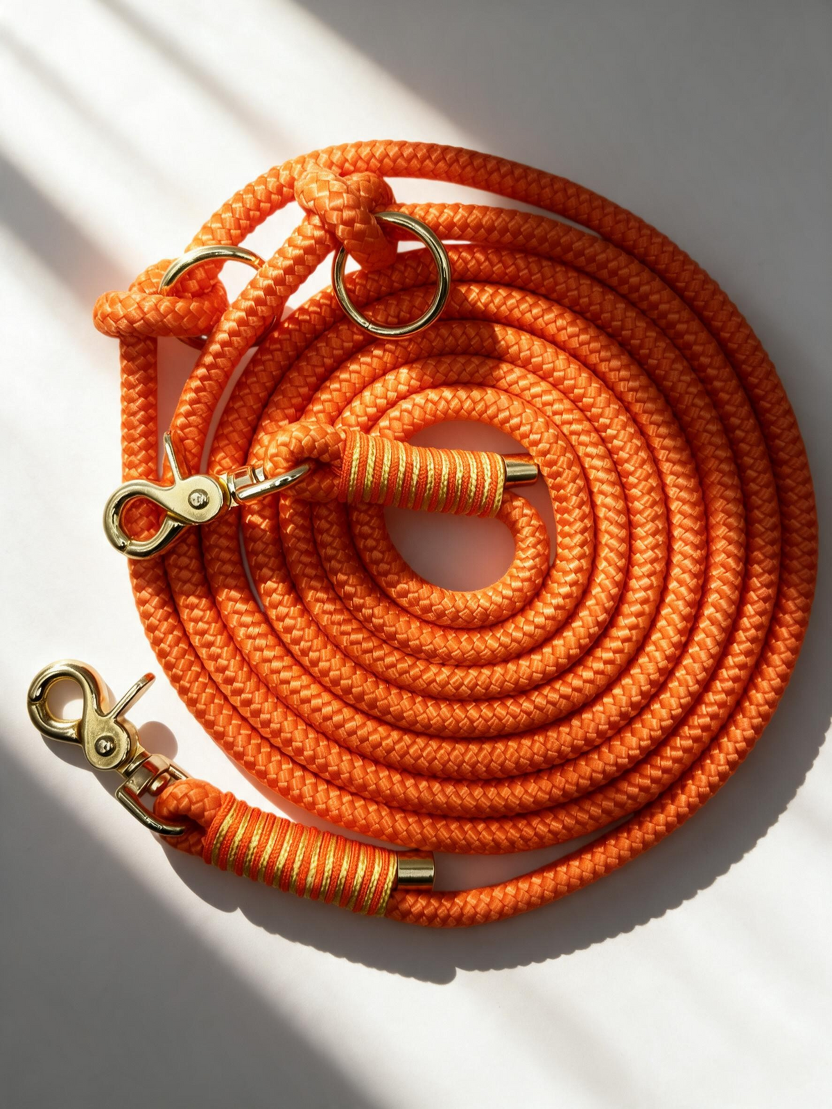 Hundeleine Neon orange aus Tau mit gelben und goldenen Details In 10mm stärke. Länge frei wählbar. 