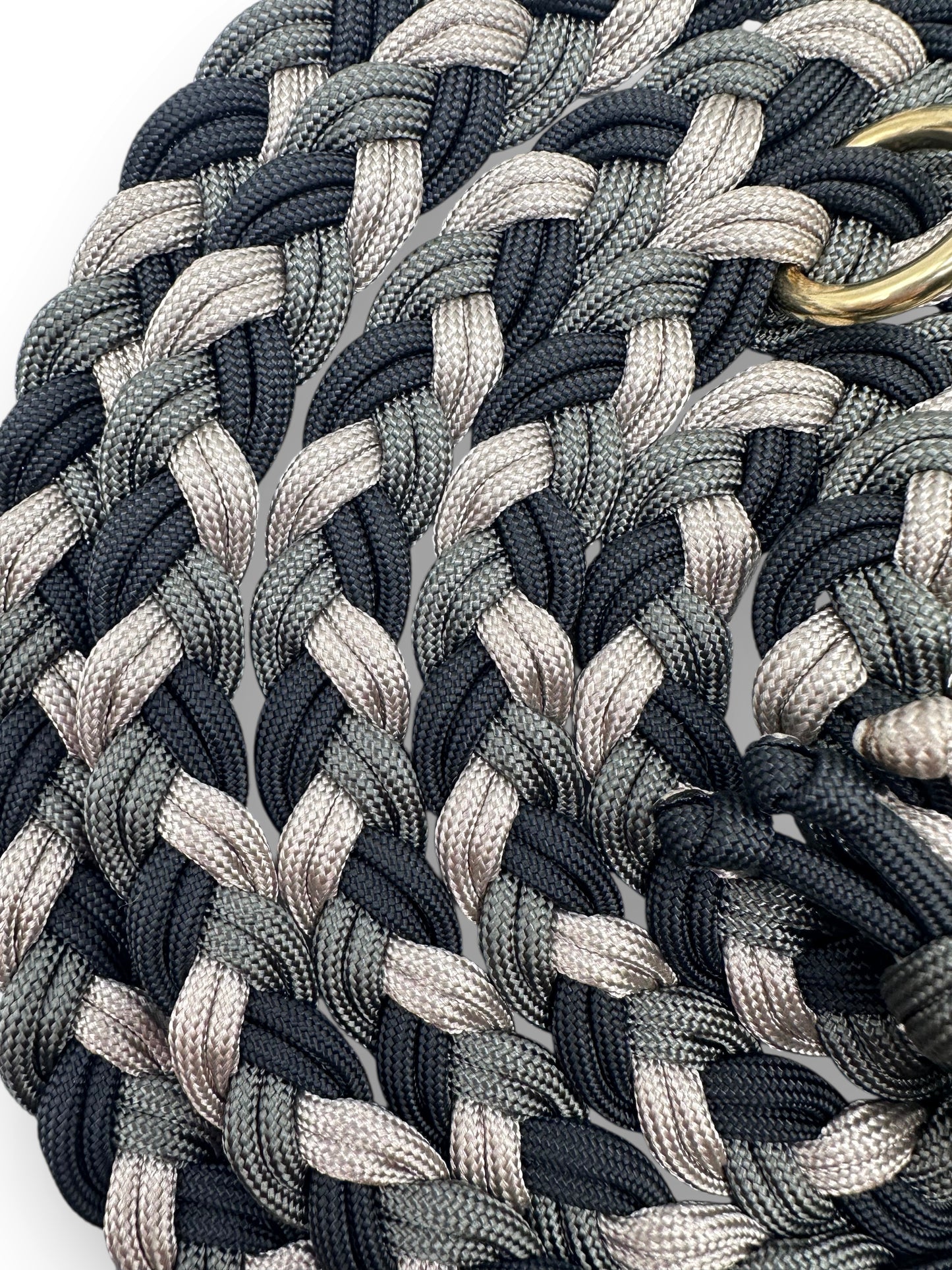 Hundeleine aus Paracord geflochten. In grau, grün schwarz tönen. Geeignet für alle Hunde, da wir die Beschlüsse-ge an das Gewicht des Hundes anpassen.