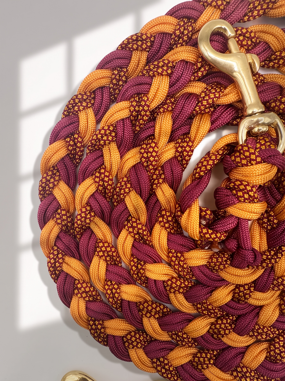 Paracordleine geflochten in herbstlichen Farben. Handgefertigt und individuell anpassbar. Orange und Rottöne geflochten mit personalisierbaren Beschlägen. Details Flechtung 