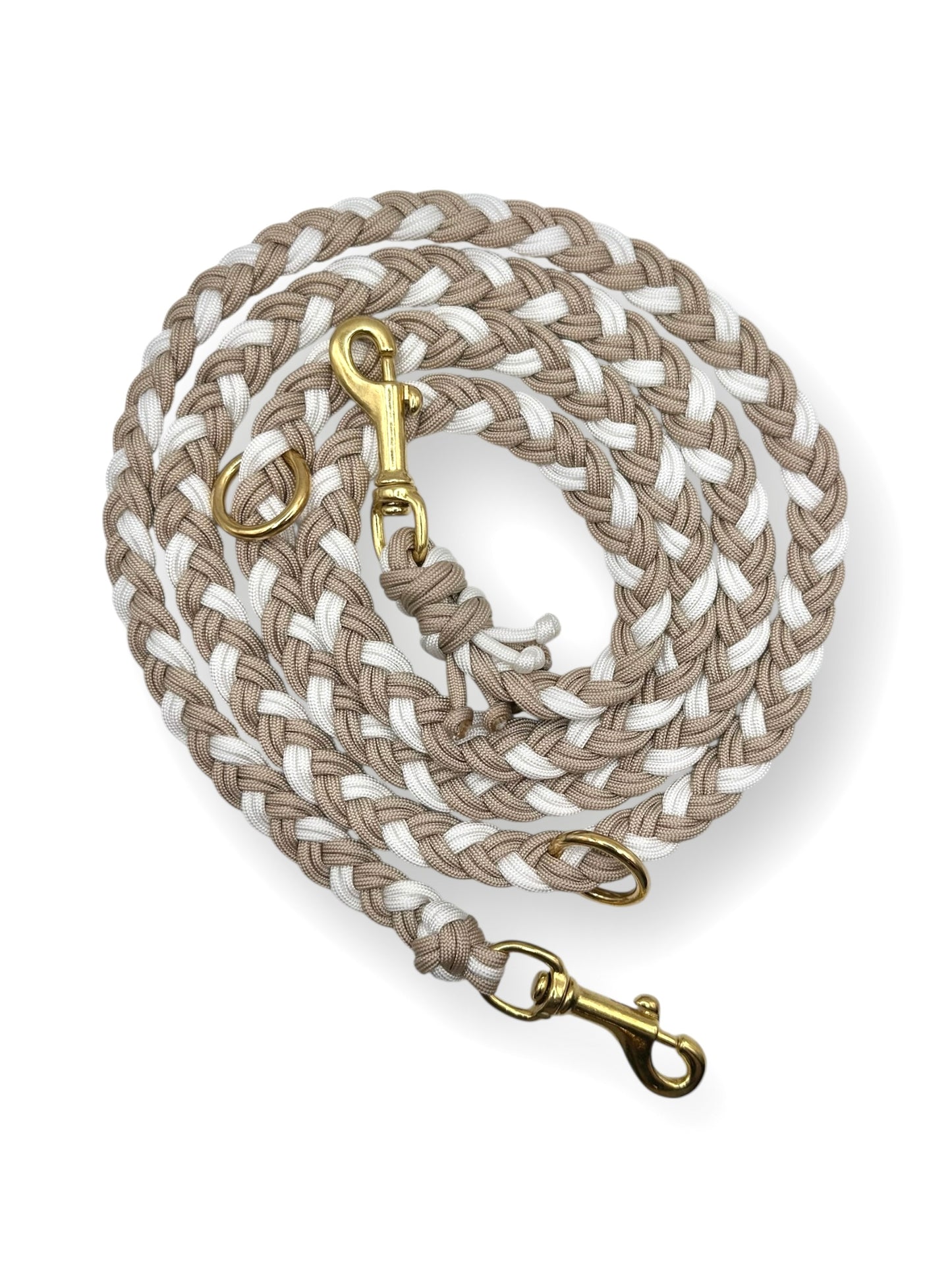 Hundeleine geflochten aus Paracord Typ 3 in snow weiß und Café Latte beige mit goldenen Details Gesamtansicht