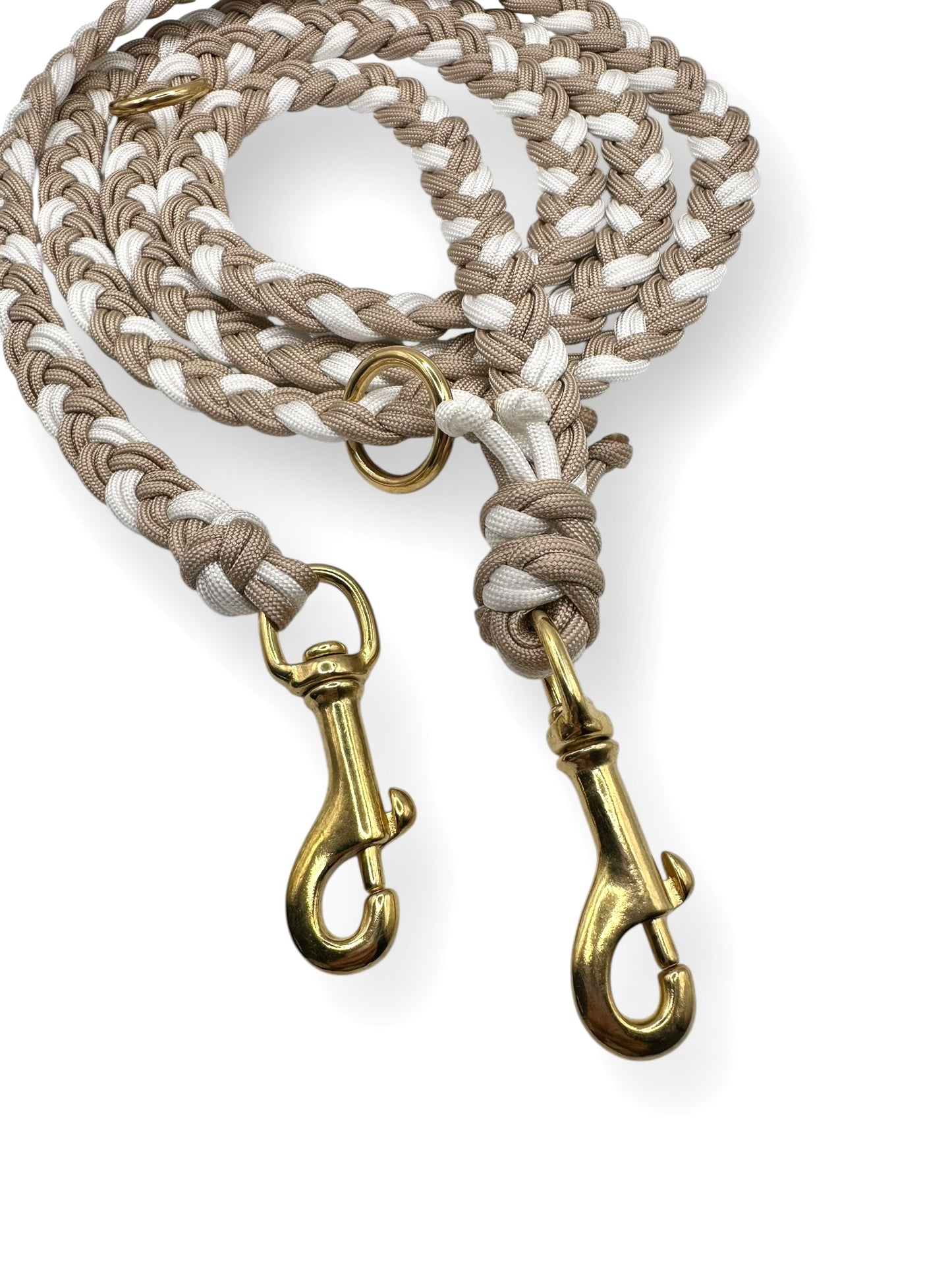 Hundeleine geflochten aus Paracord Typ 3 in snow weiß und Café Latte beige mit goldenen Details Bolzenkarabine