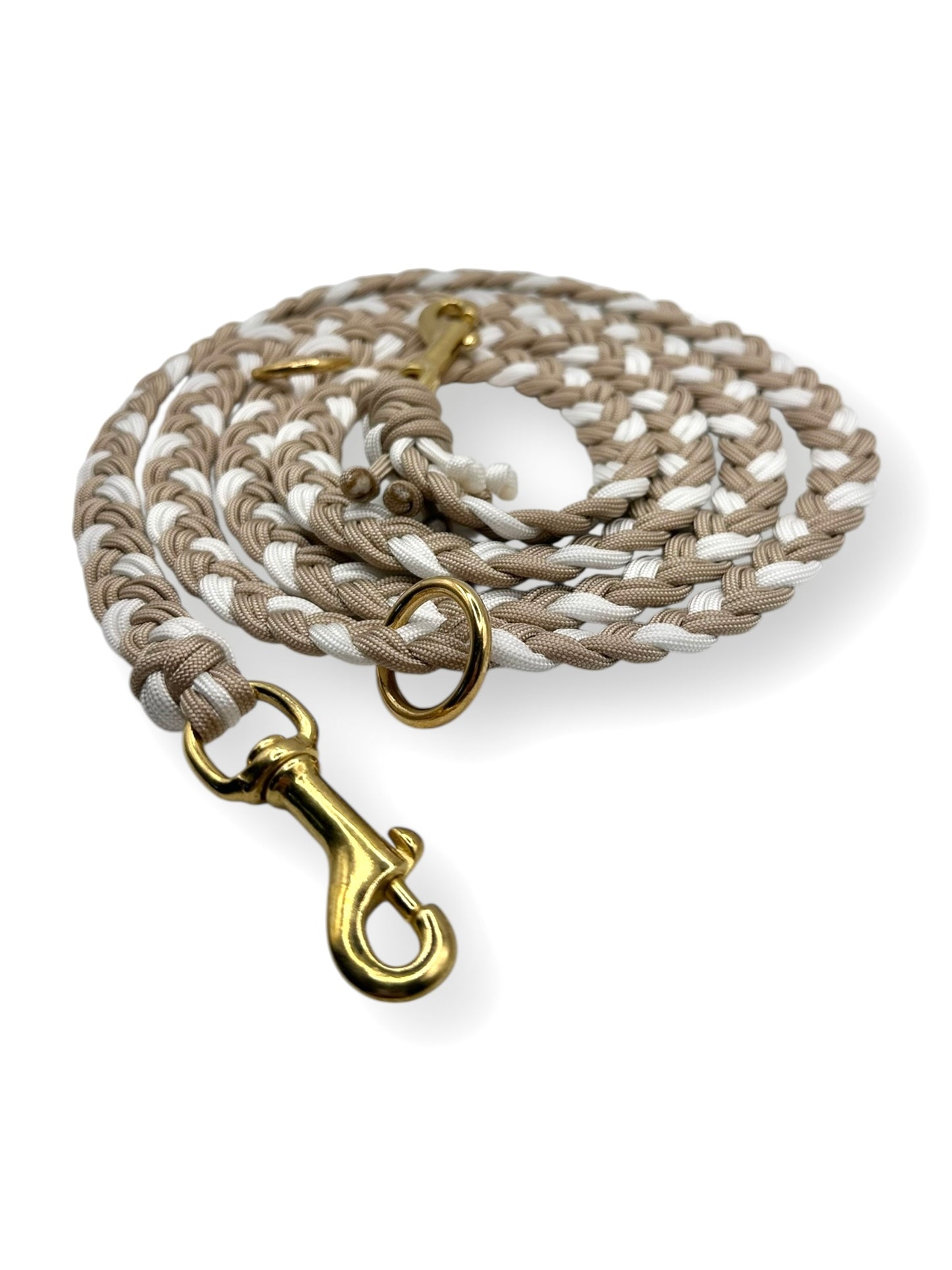 Hundeleine geflochten aus Paracord Typ 3 in snow weiß und Café Latte beige mit goldenen Details 