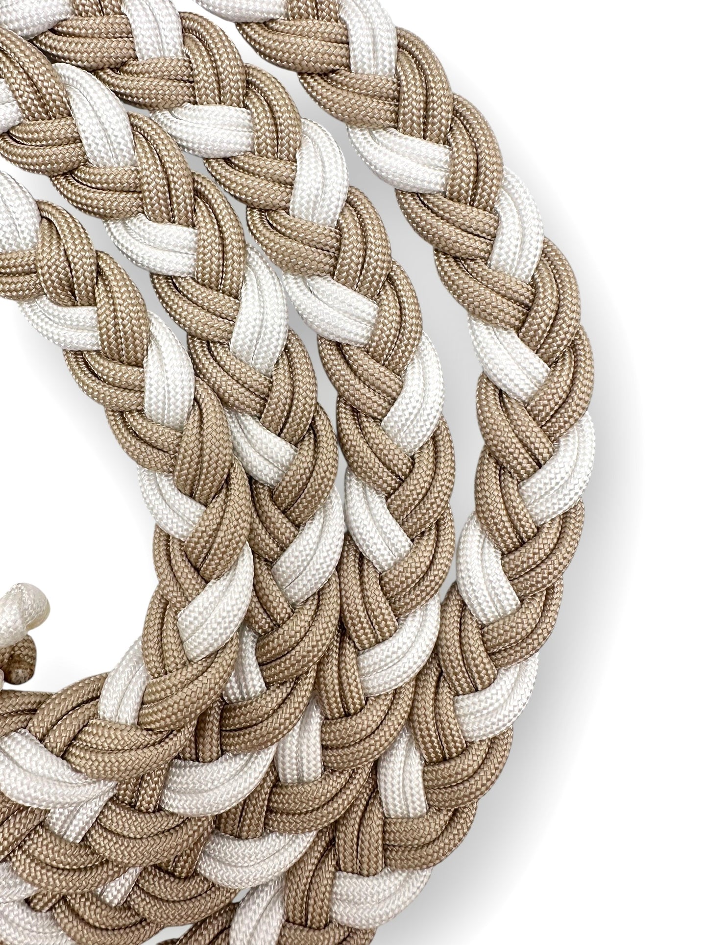 Hundeleine geflochten aus Paracord Typ 3 in snow weiß und Café Latte beige mit goldenen Details Seil