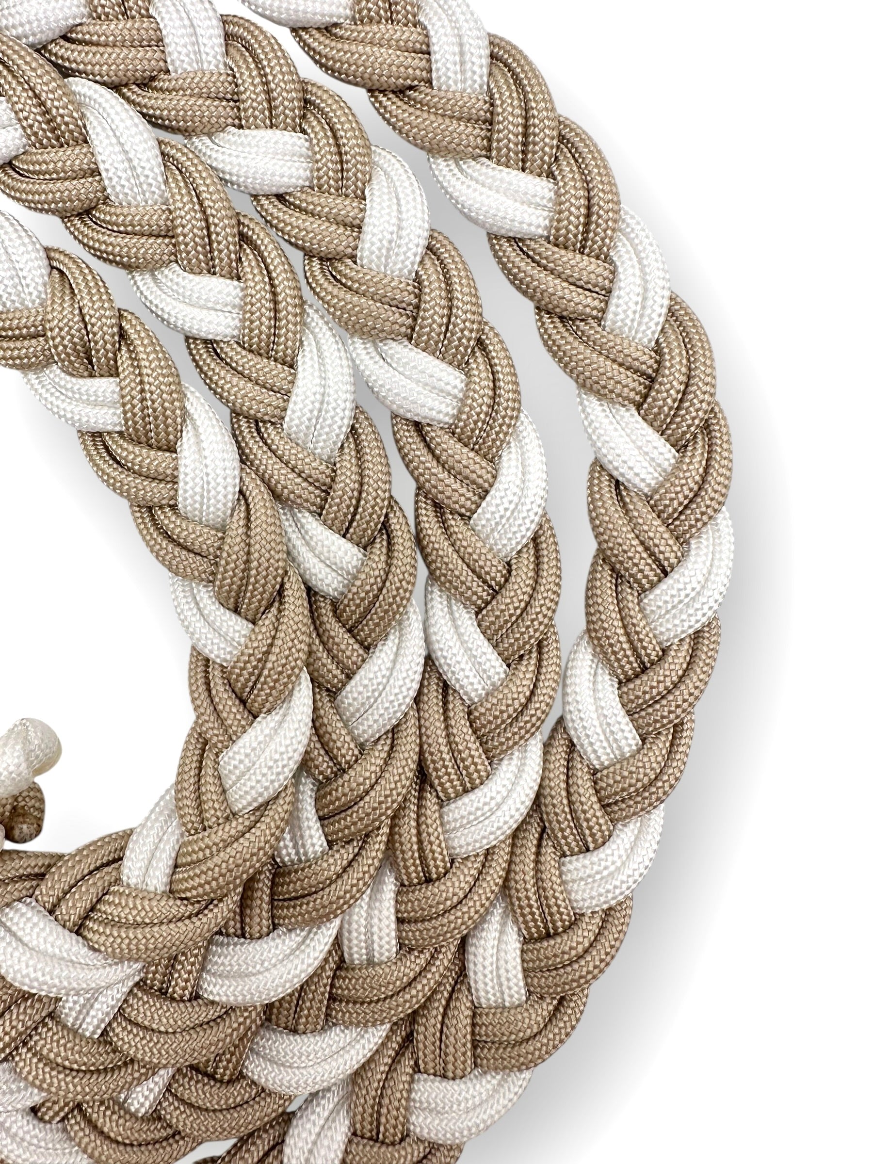 Hundeleine geflochten aus Paracord Typ 3 in snow weiß und Café Latte beige mit goldenen Details Seil