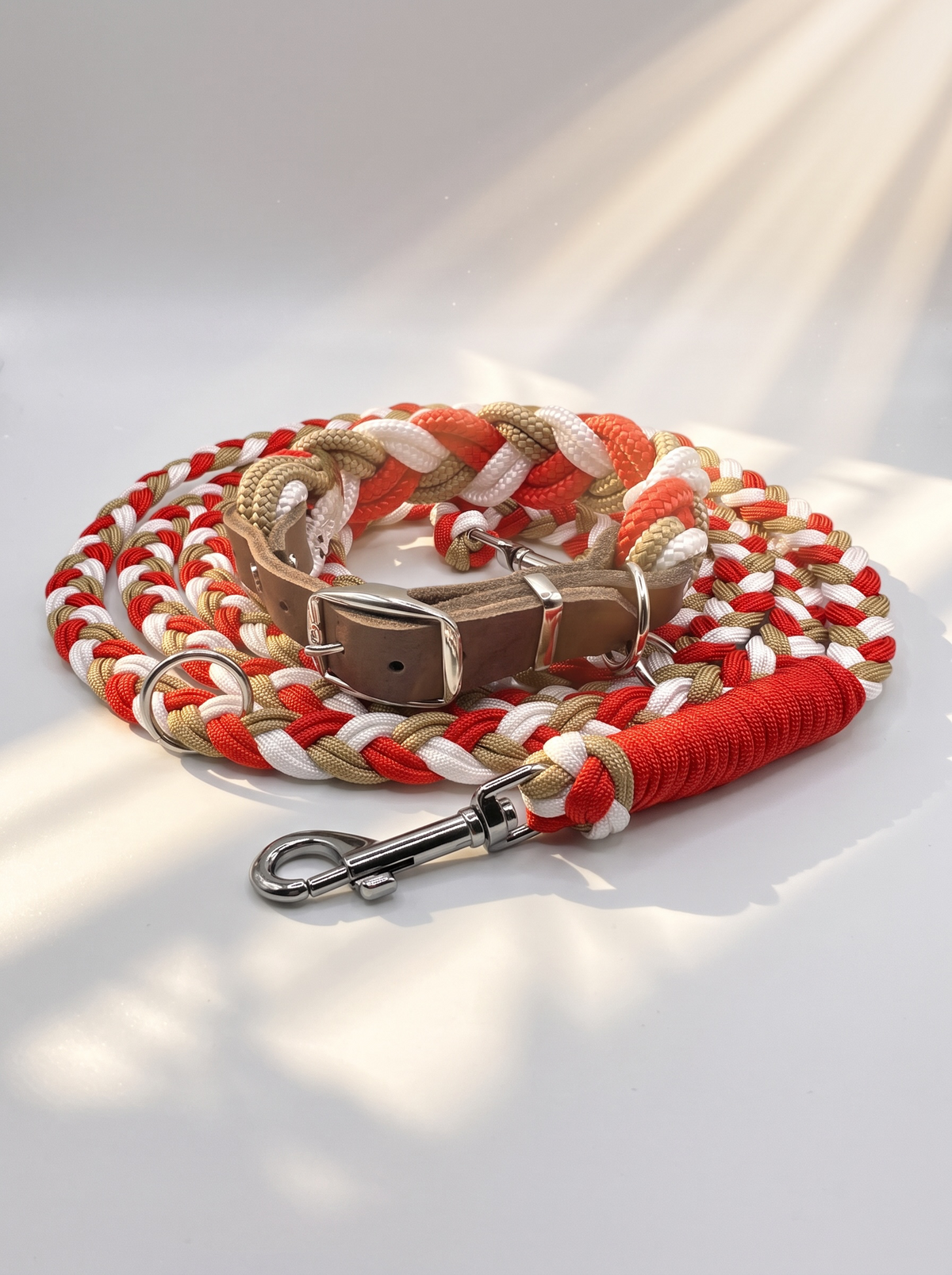 Hundeleine in den Farben: Rot, Gold und Cream. Mit Messing Beschlägen. Geeignet für kleine, mittlere und große Hunde, da die Leine komplett personalisierbar ist. Set Leine Halsband geflochten 