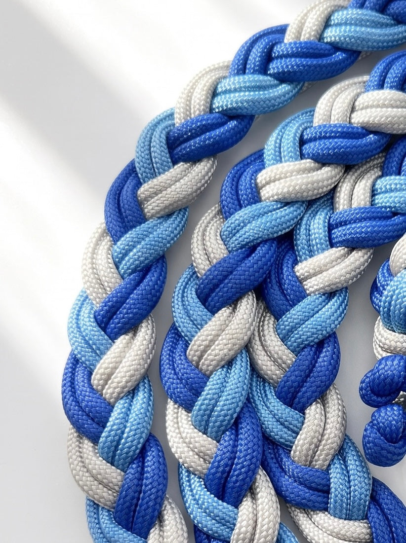 Hundeleine in blau und Silber geflochten aus Paracord Winter Edition Eis Blau. Winterliche Hundeleine als Weihnachtsgeschenk. Details flechtung 
