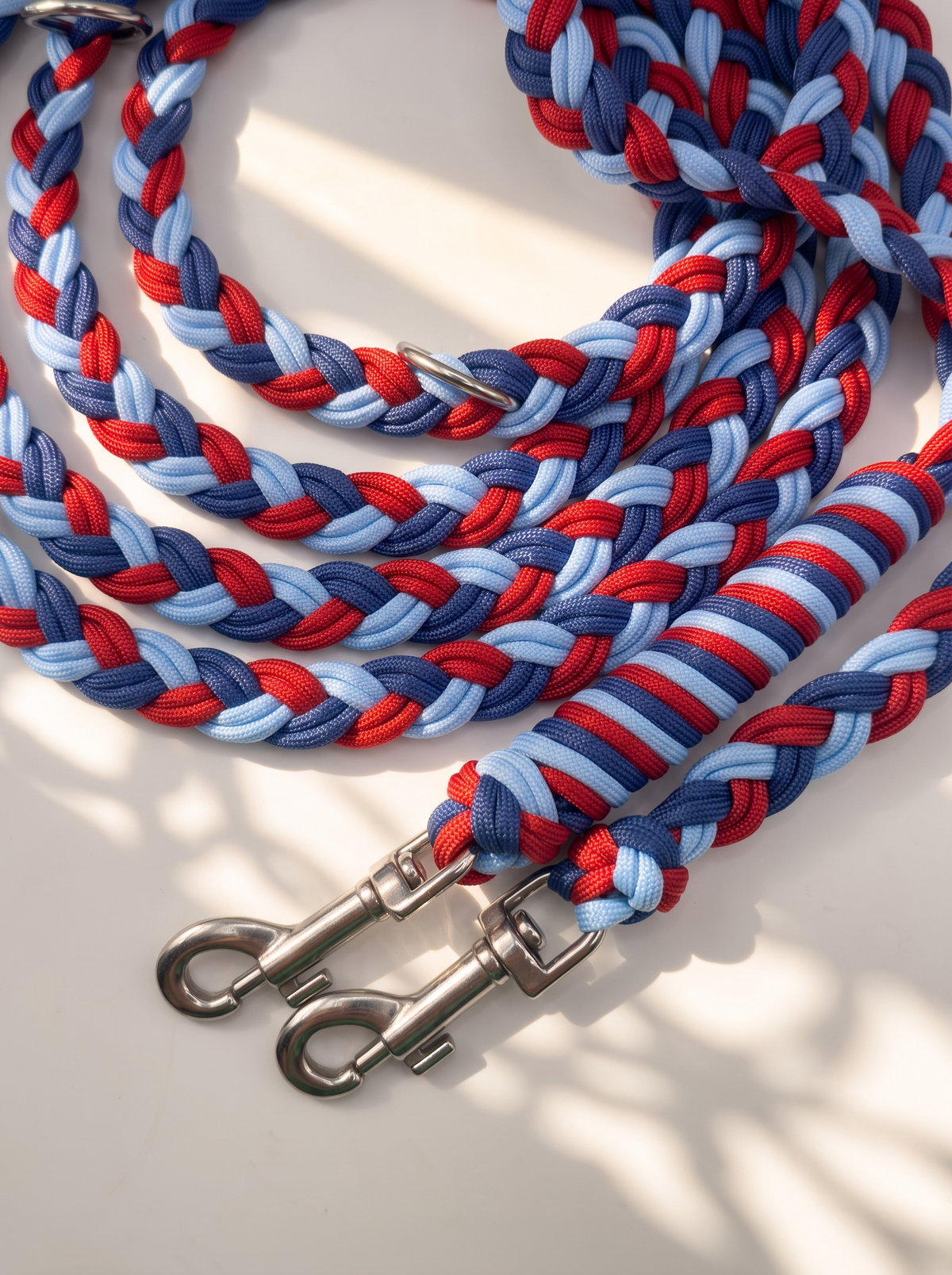 Hundeleine geflochten aus Paracord in den Farben rot, hellblau und dunkelblau. Handgefertigt und individuell anpassbar. Bolzenkarabiner edelstahl Silber 