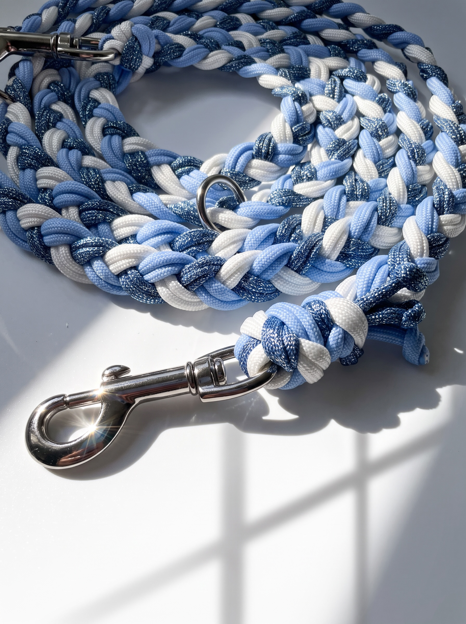 Geflochtene paracordleine für Hunde in winterlichen Eis Blauen Tönen. Geeignet für alle hundegrößen, da sie an das Gewicht des Hundes angepasst wird. Details Bolzenkarabiner Silber 