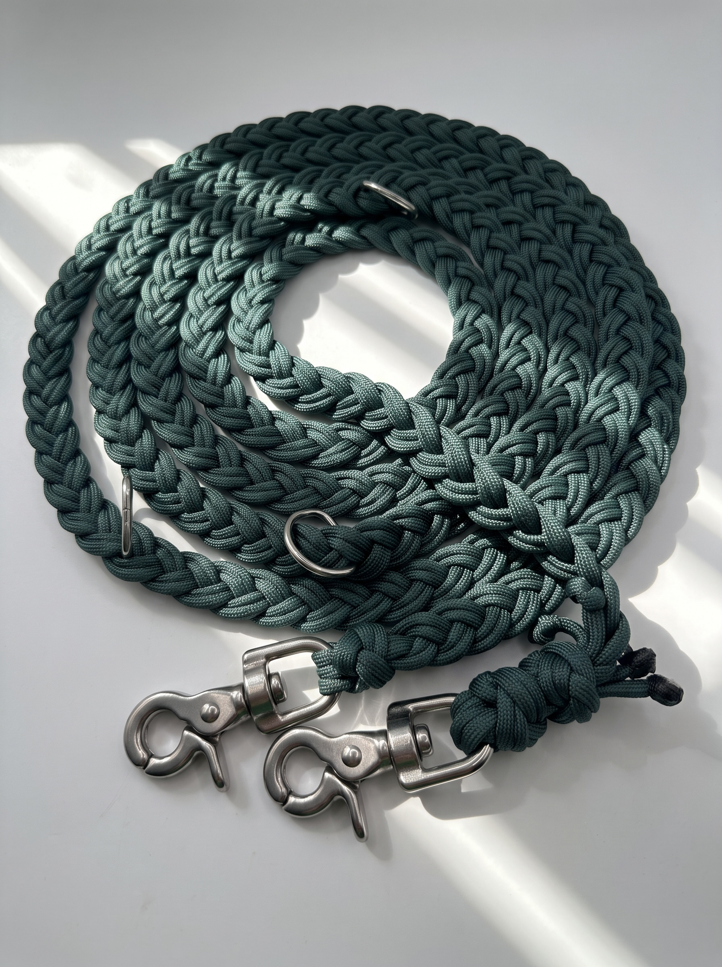 Hundeleine aus Paracord geflochten in der Farbe Alpin Grün. Handgefertigt und individuell anpassbar. Herbstliches design Mit personalisierbaren Beschlägen. Draufsicht Scherenkarabiner Edelstahl 