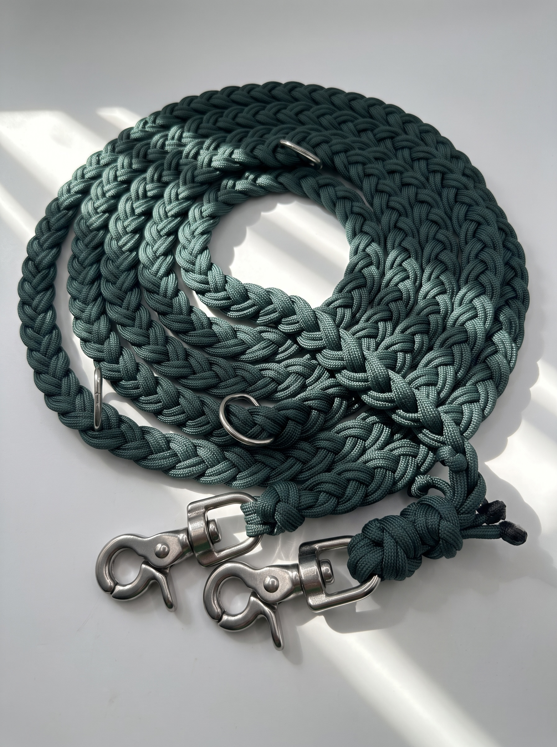 Hundeleine aus Paracord geflochten in der Farbe Alpin Grün. Handgefertigt und individuell anpassbar. Herbstliches design Mit personalisierbaren Beschlägen. Draufsicht Scherenkarabiner Edelstahl 