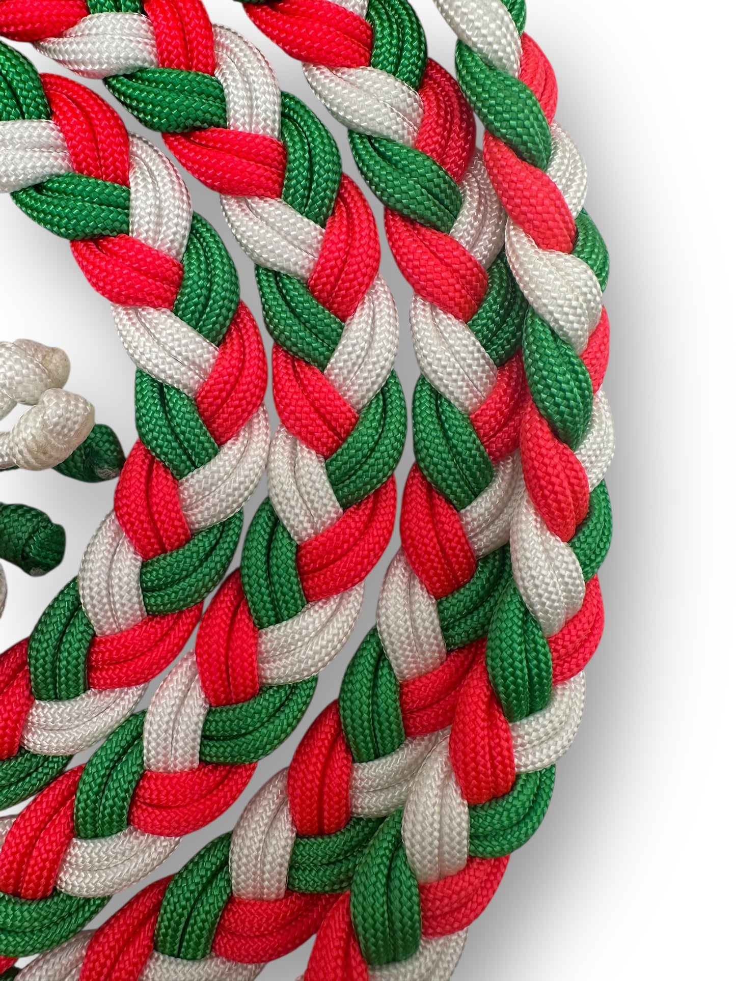 Paracordleine geflochten aus Tau in den Farben gruen pink und weiß. Mit schwarzen Beschlägen. Farbenfrohe individuell anpassbare Hundeleine.