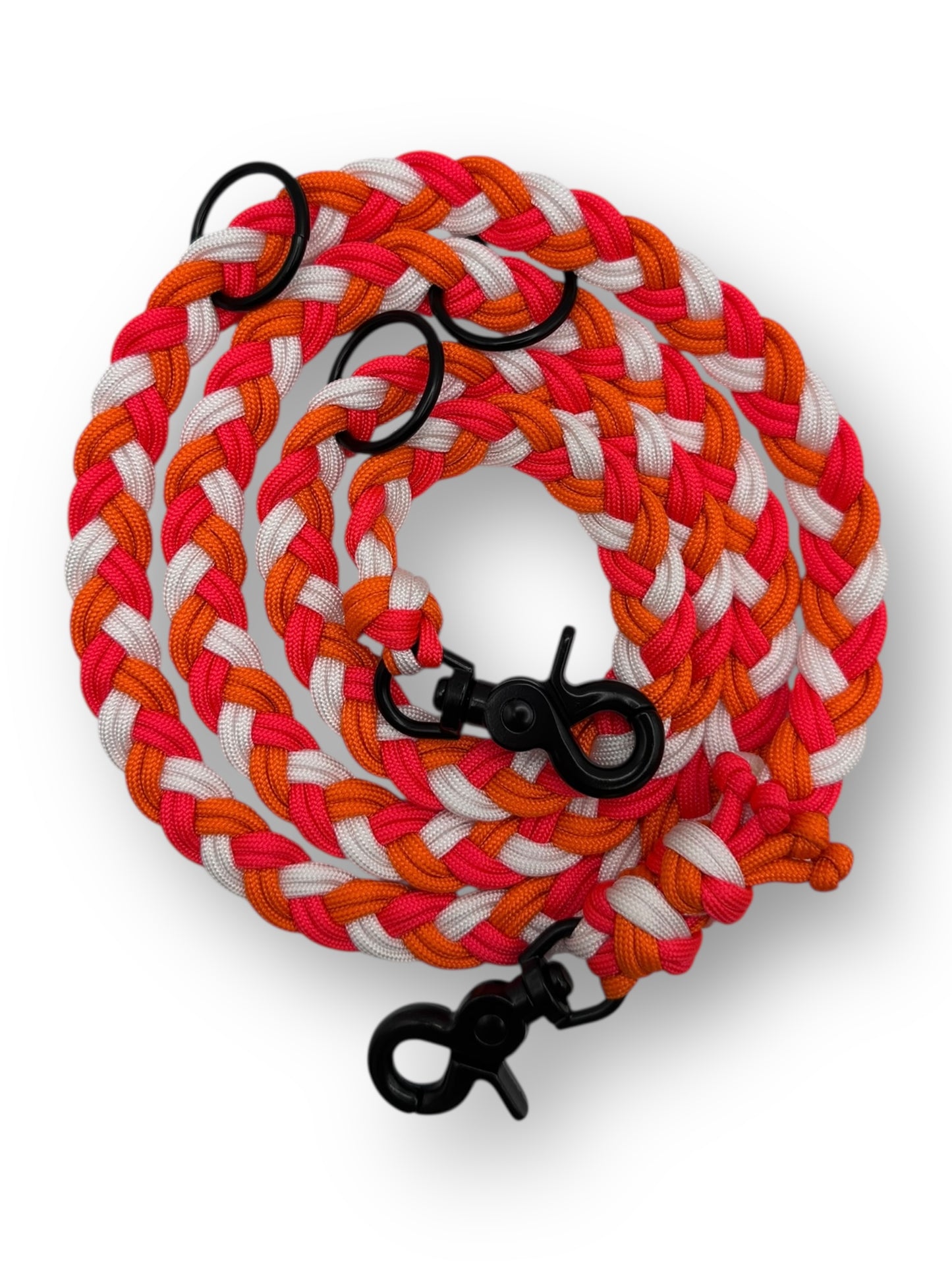 Paracordleine geflochten aus Tau in den Farben orange  pink und weiß. Mit schwarzen Beschlägen. Farbenfrohe individuell anpassbare Hundeleine.
