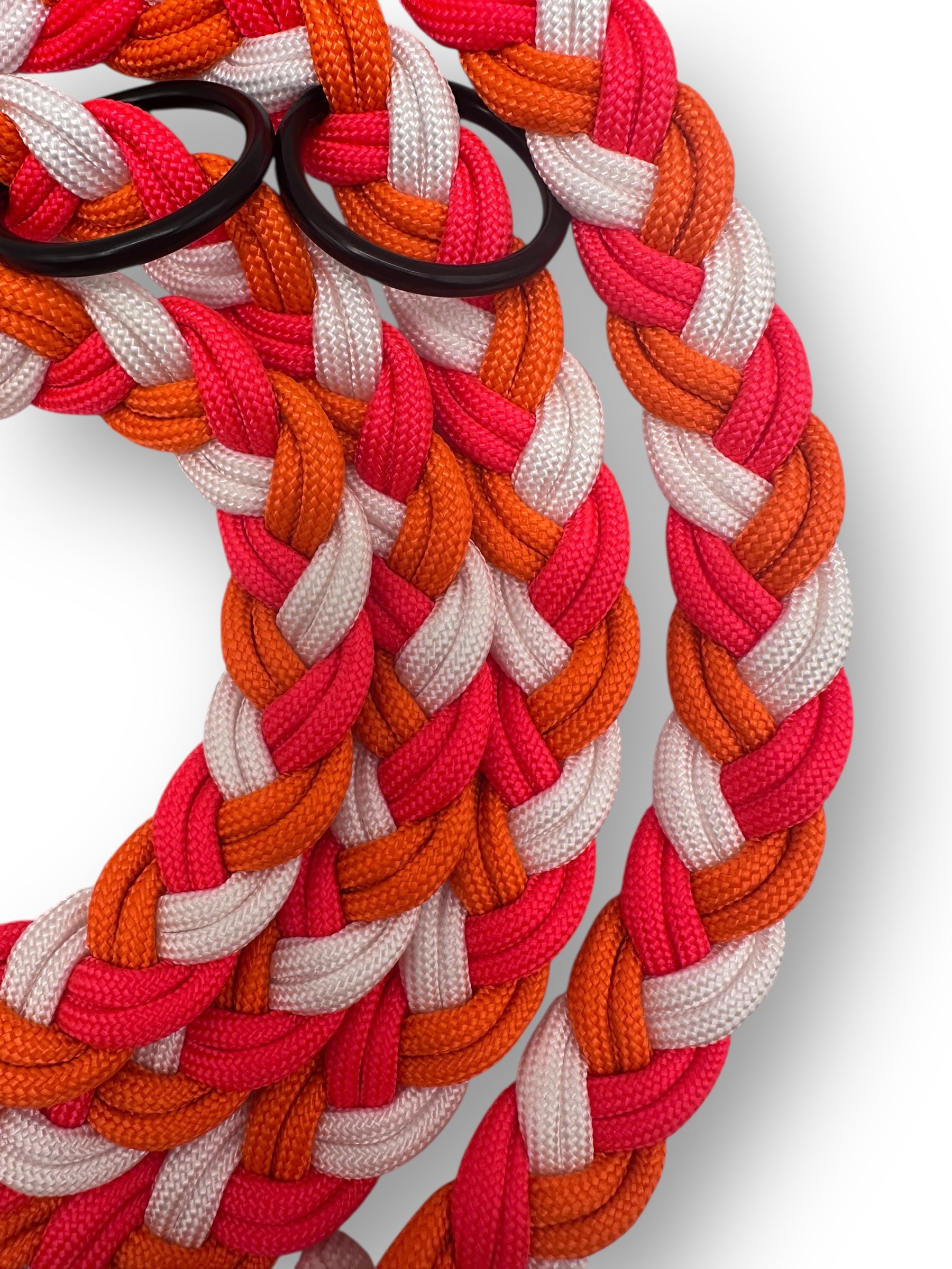 Paracordleine geflochten aus Tau in den Farben orange  pink und weiß. Mit schwarzen Beschlägen. Farbenfrohe individuell anpassbare Hundeleine.
