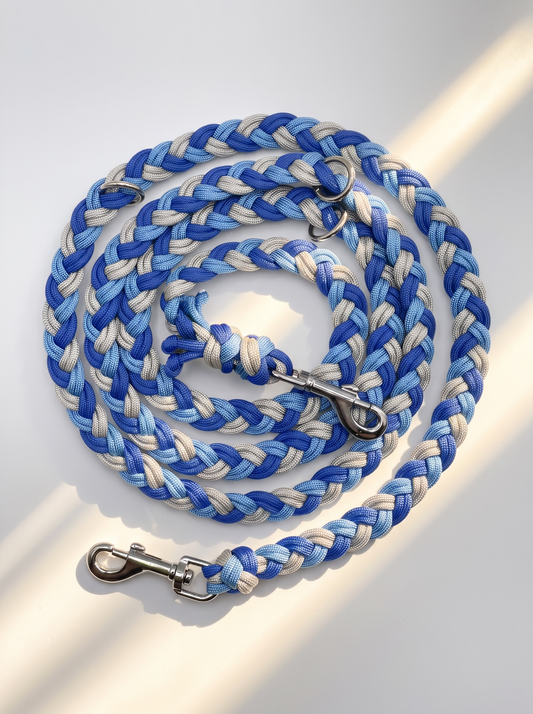Hundeleine in blau und Silber geflochten aus Paracord Winter Edition Eis Blau. Winterliche Hundeleine als Weihnachtsgeschenk. Draufsicht 