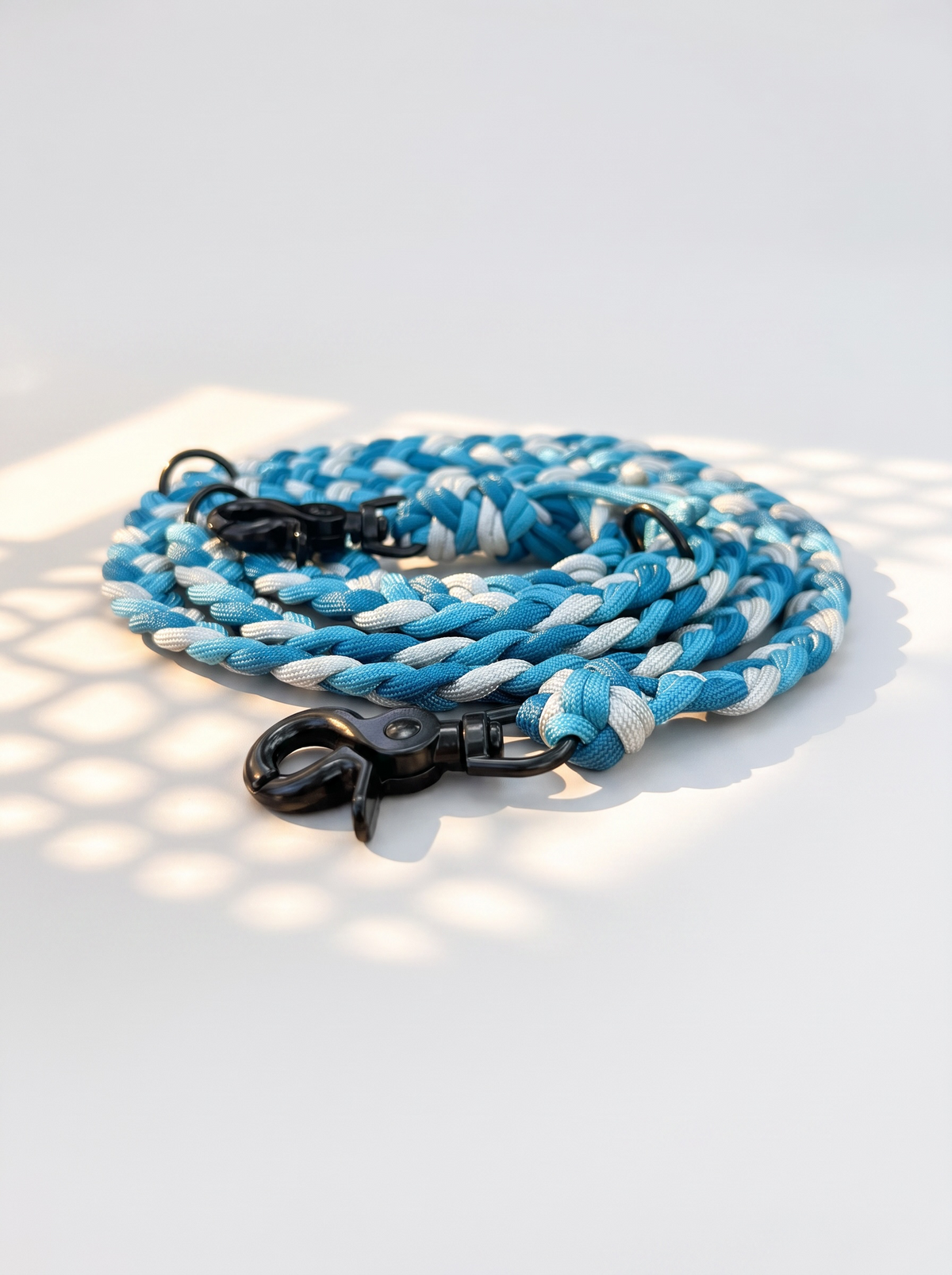 Hundeleine geflochten aus Paracord in den Farben caribbean blau, neon turquoise und silber grau. Scherenkarabiner schwarz 